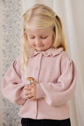 Gilet en maille de coton rose pêche avec col à volants et manches bouffantes