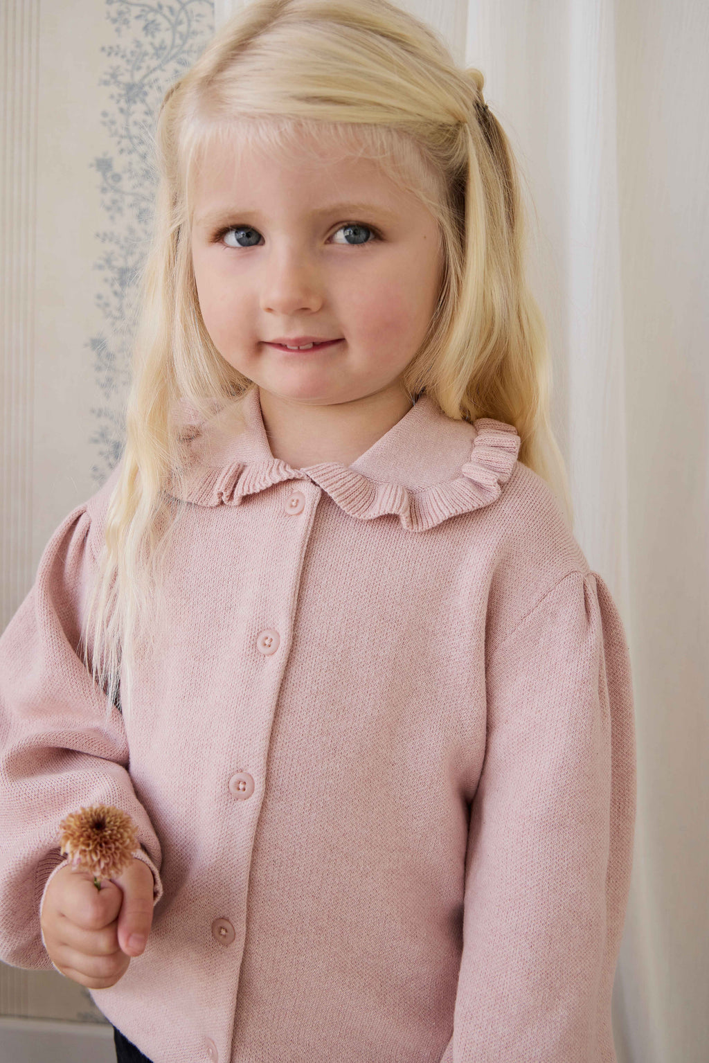 Gilet en maille de coton rose pêche avec col à volants et manches bouffantes