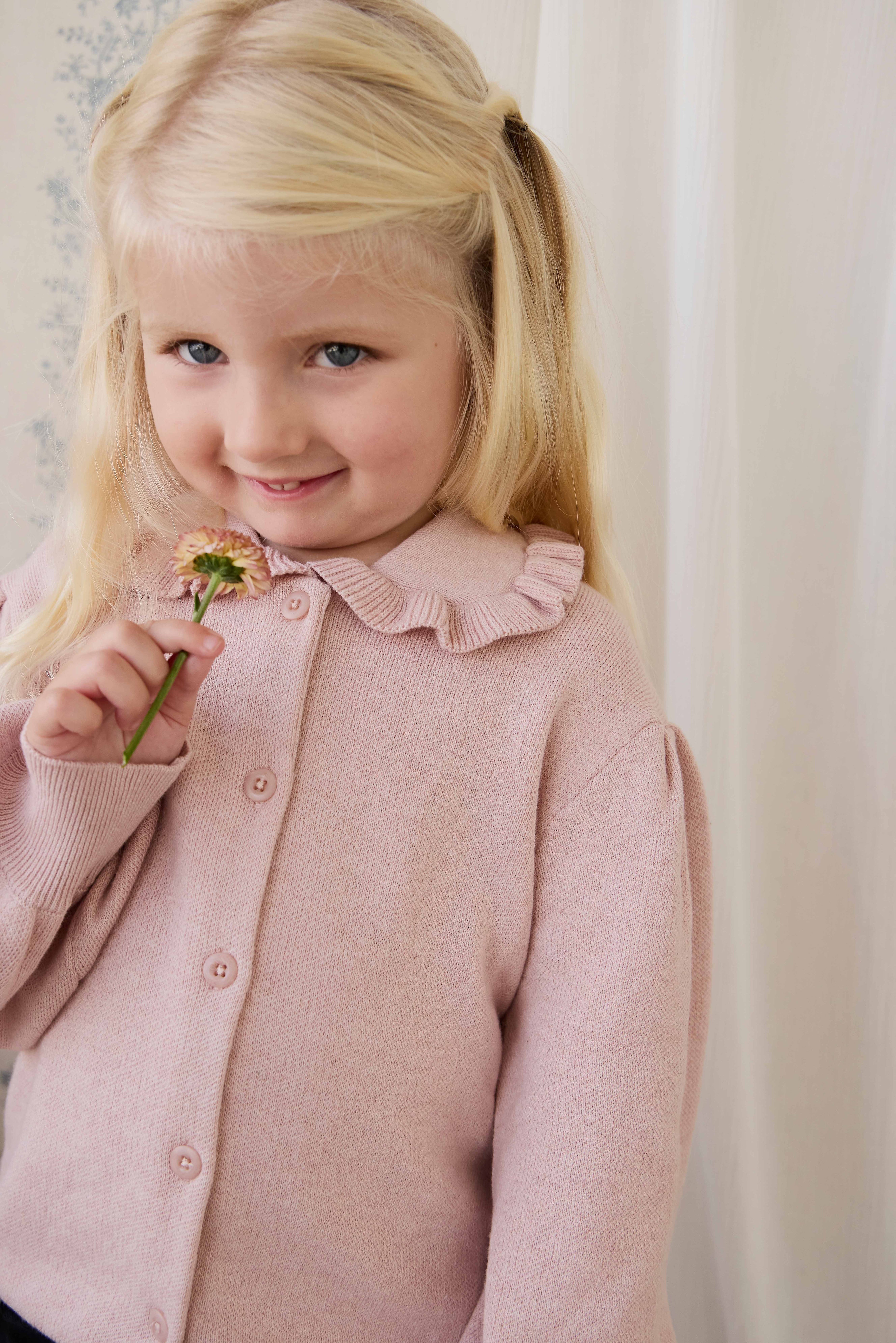 Gilet en maille de coton rose pêche avec col à volants et manches bouffantes