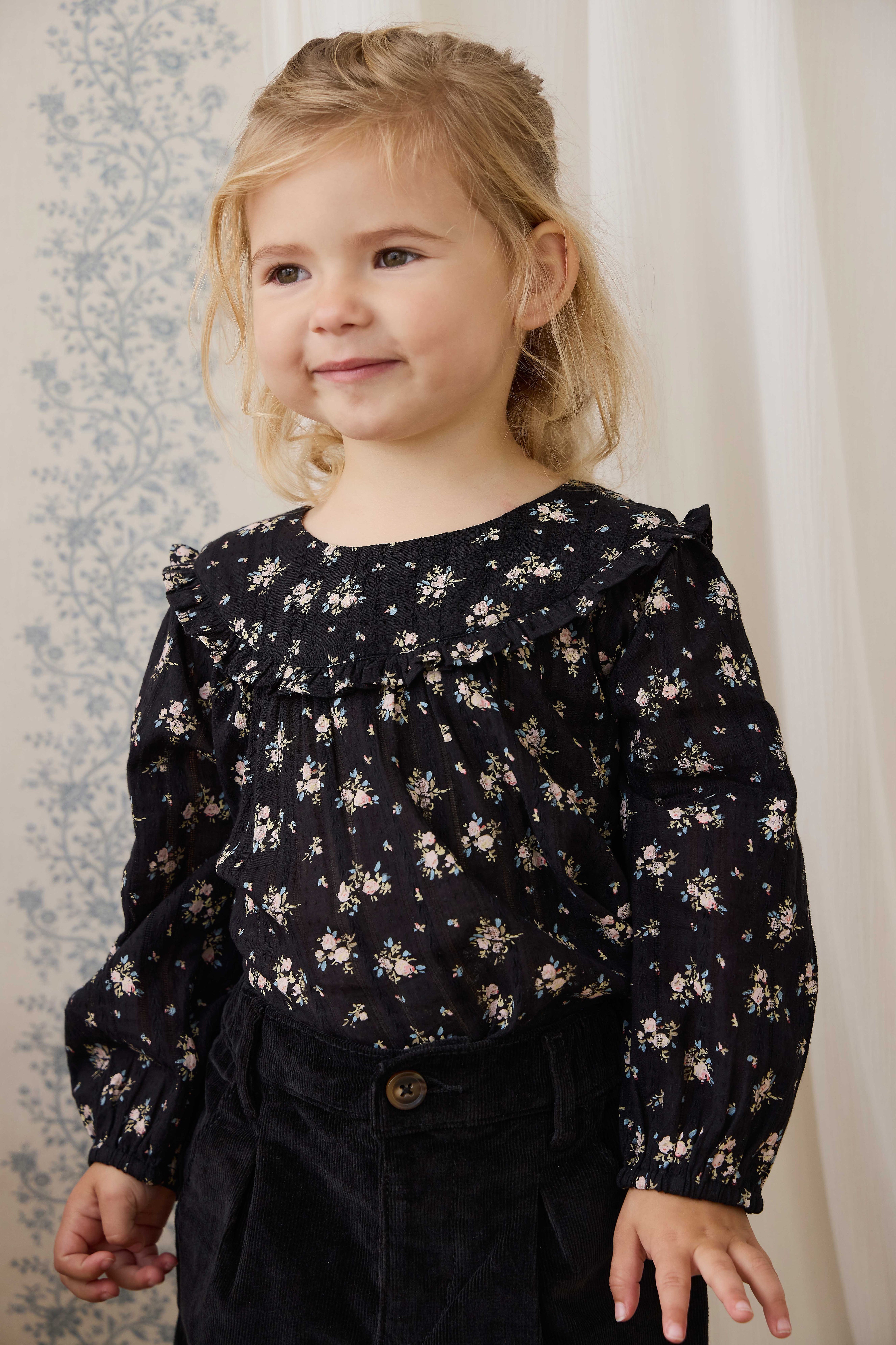 Chemisier vintage en coton bio noir à motif floral avec manches bouffantes et empiècement à volants