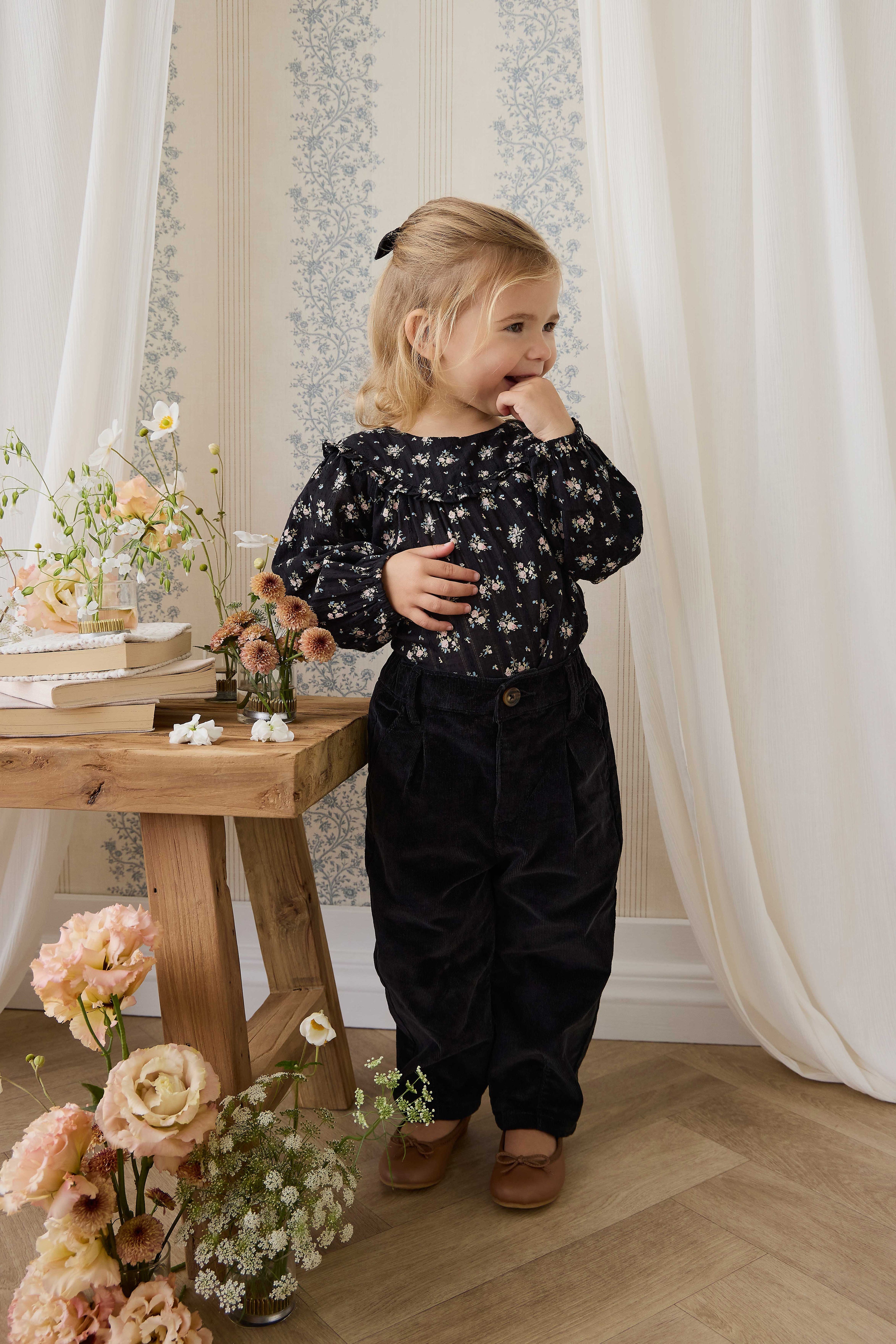 Chemisier vintage en coton bio noir à motif floral avec manches bouffantes et empiècement à volants