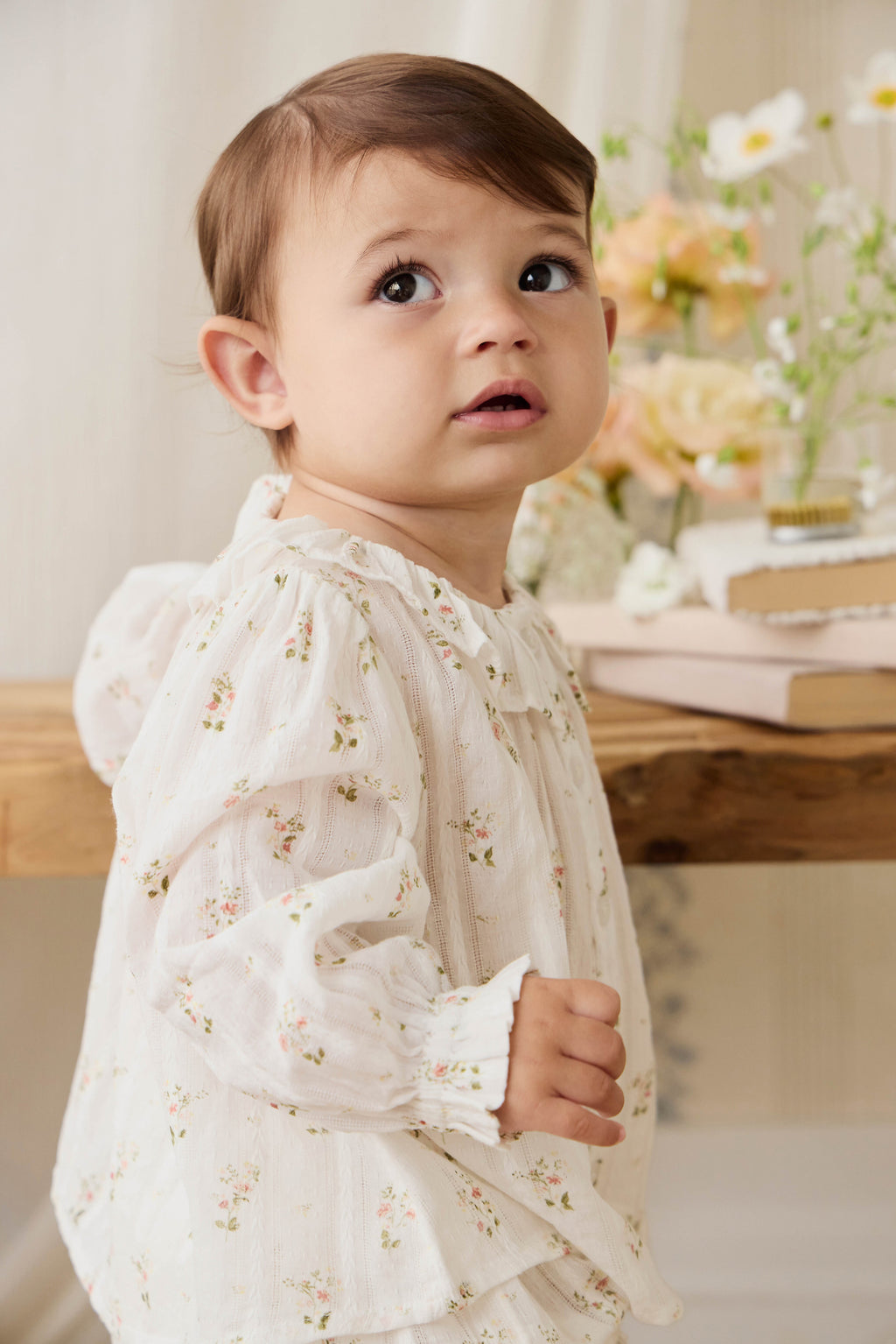 Top en coton bio blanc cassé Heirloom Floral avec encolure à volants et manches longues