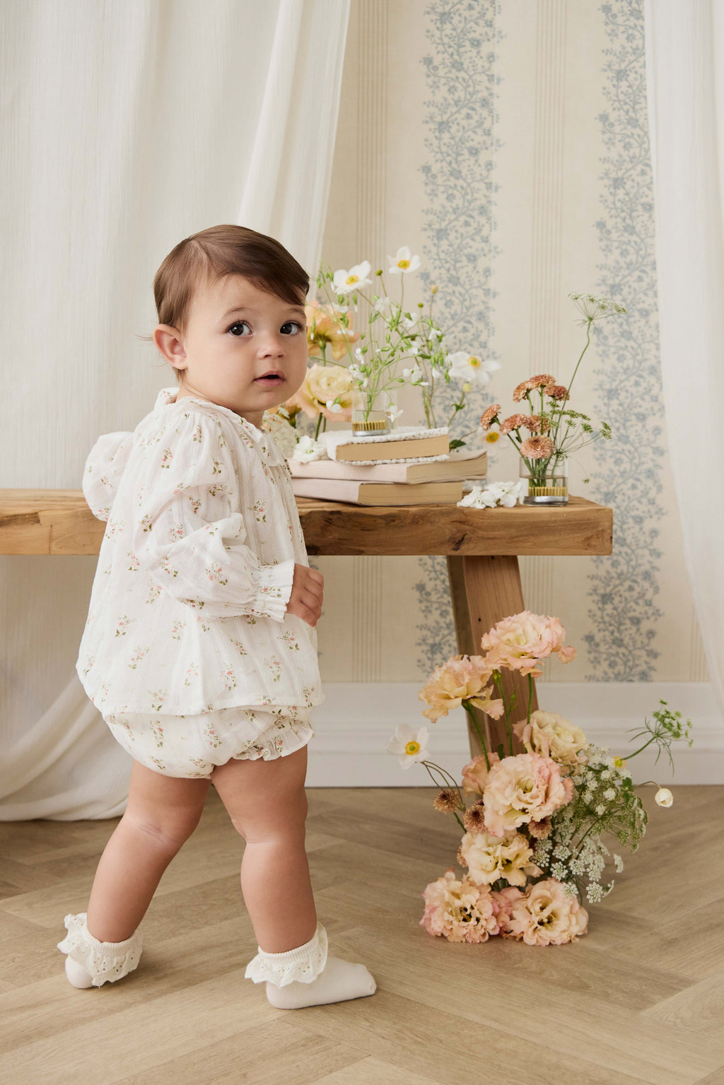 Top en coton bio blanc cassé Heirloom Floral avec encolure à volants et manches longues