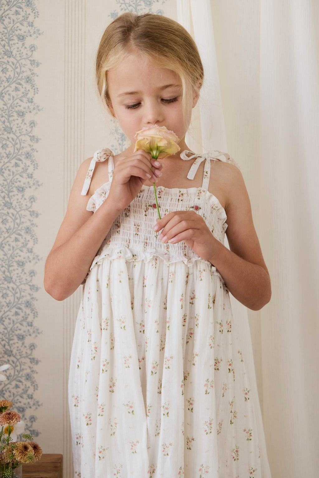 Robe vintage en coton biologique blanc à fleurs avec corsage smocké et bretelles à nouer
