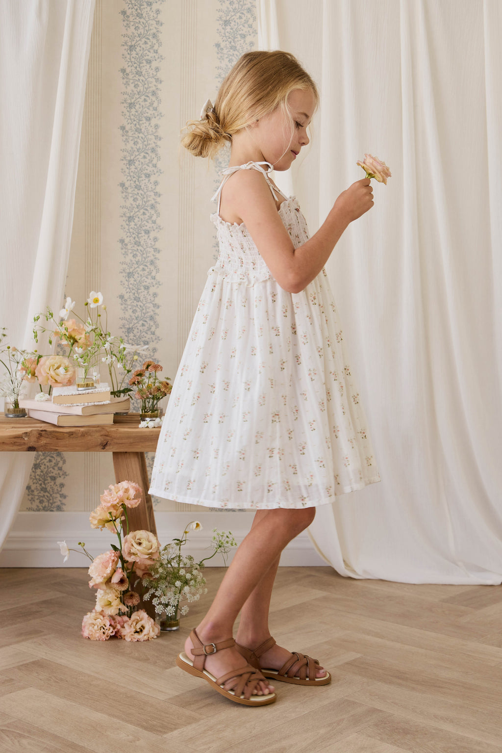 Robe vintage en coton biologique blanc à fleurs avec corsage smocké et bretelles à nouer