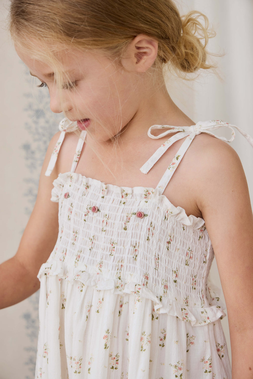 Robe vintage en coton biologique blanc à fleurs avec corsage smocké et bretelles à nouer