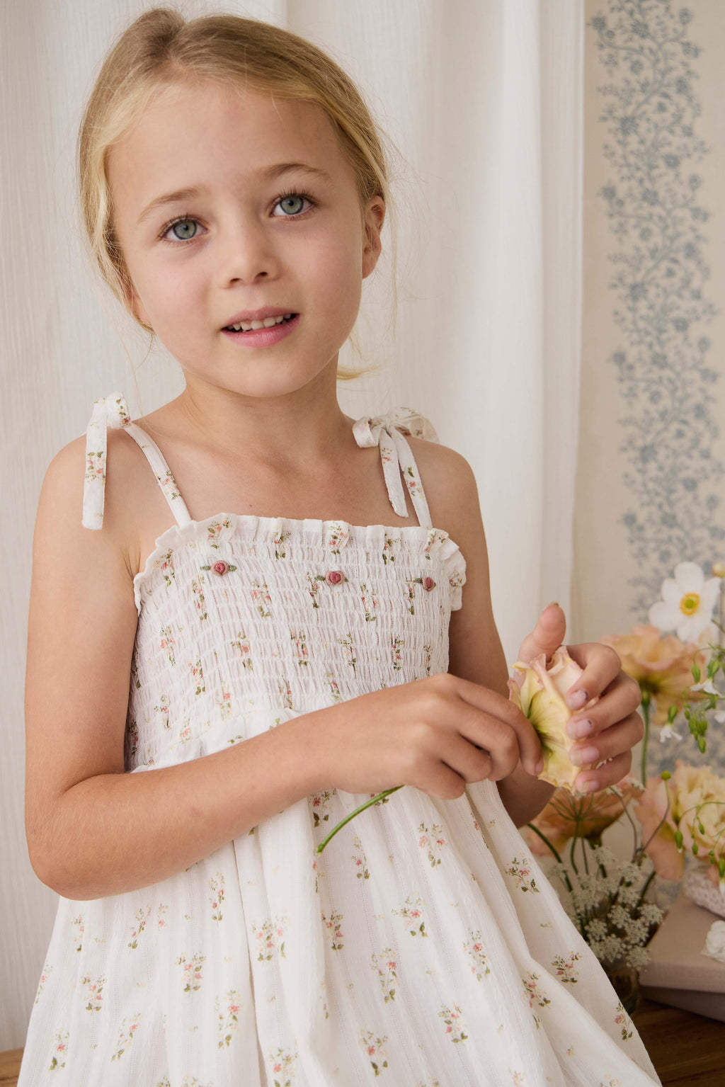 Robe vintage en coton biologique blanc à fleurs avec corsage smocké et bretelles à nouer
