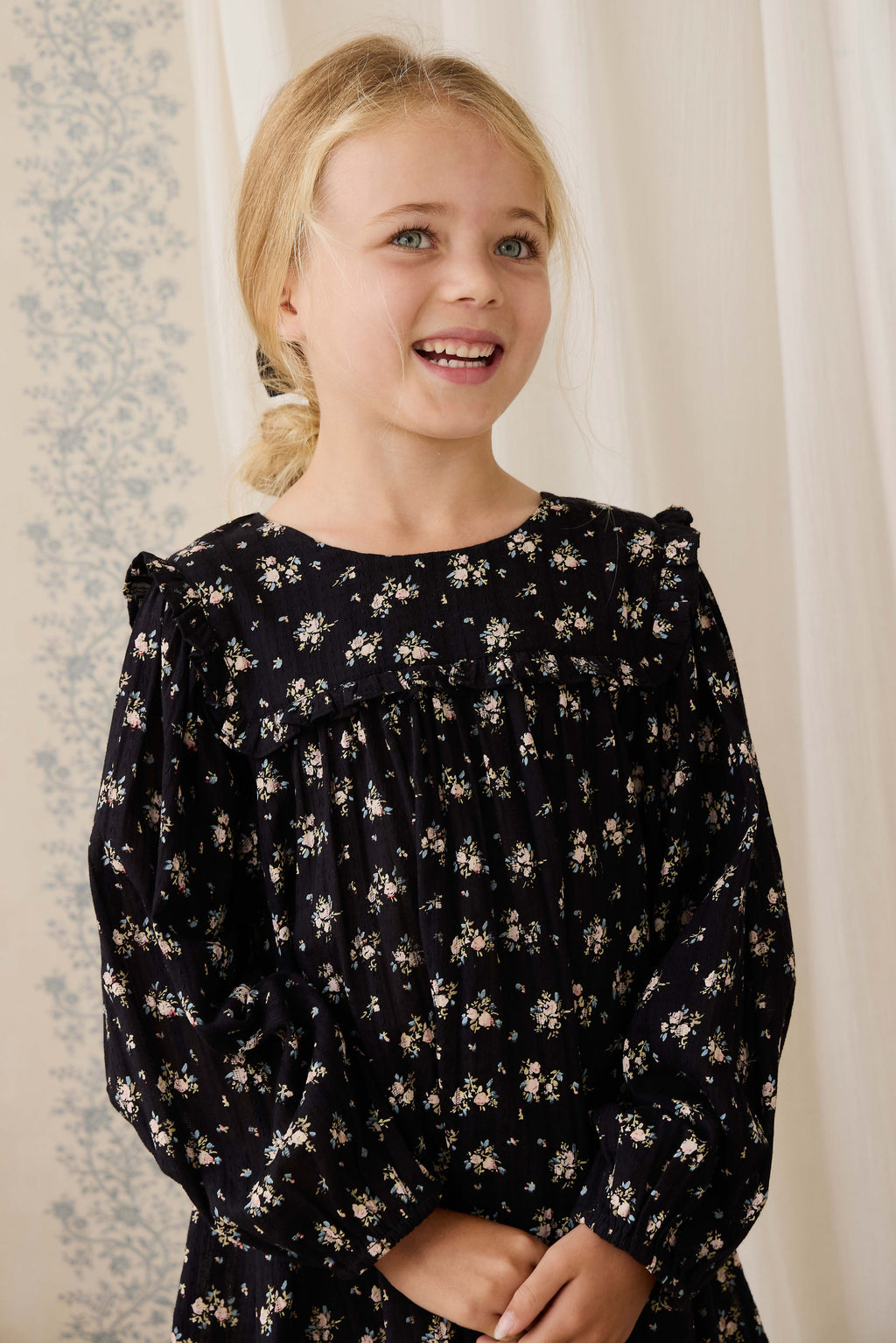 Robe en coton biologique noir à fleurs vintage avec empiècement à volants et manches longues