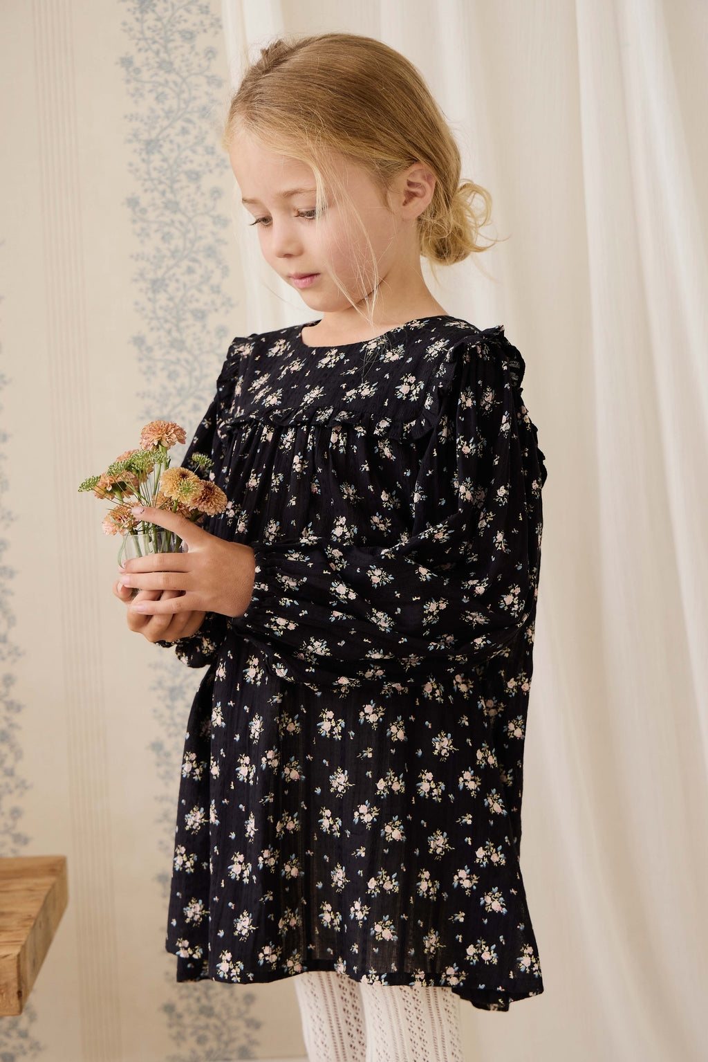 Robe en coton biologique noir à fleurs vintage avec empiècement à volants et manches longues
