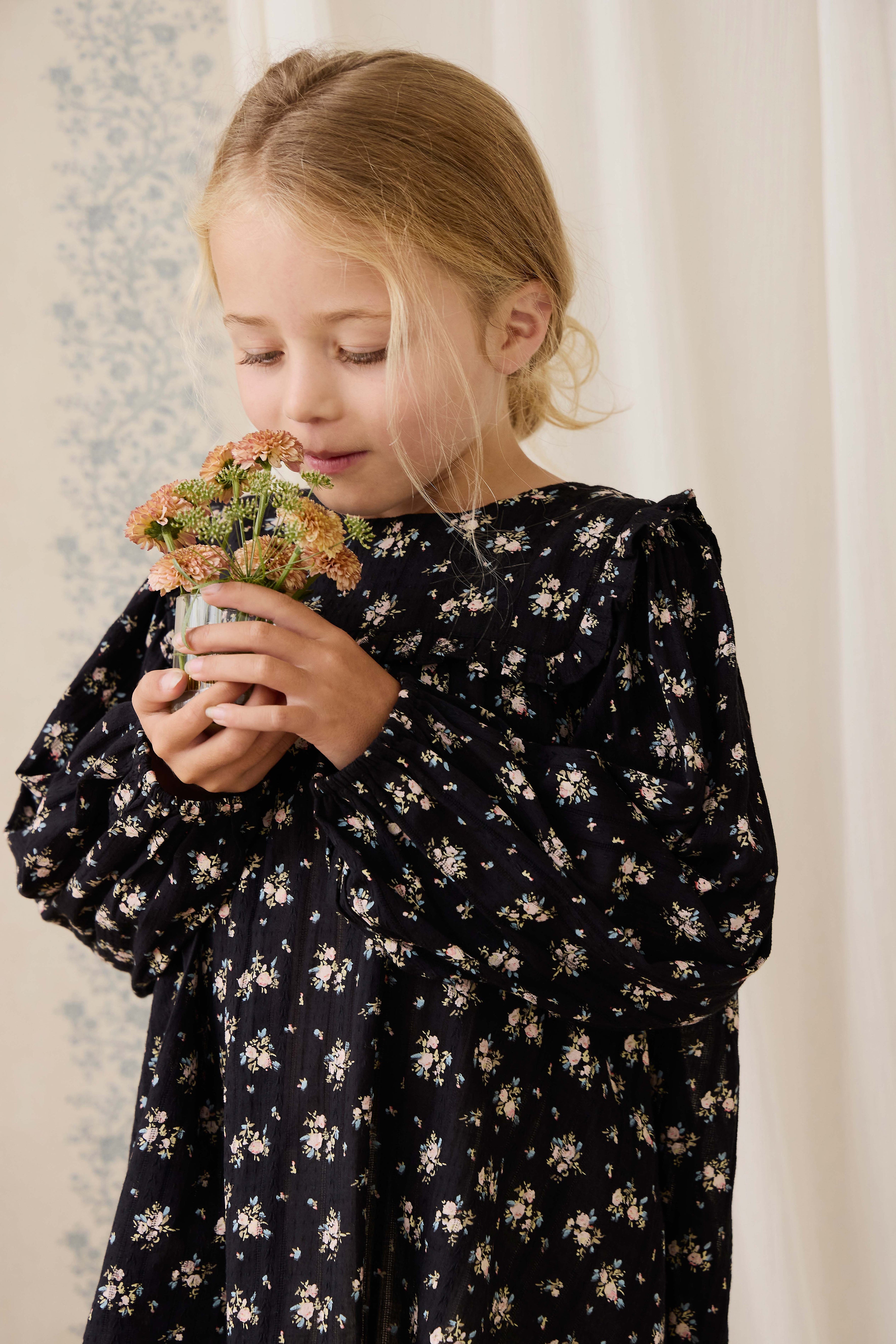 Robe en coton biologique noir à fleurs vintage avec empiècement à volants et manches longues