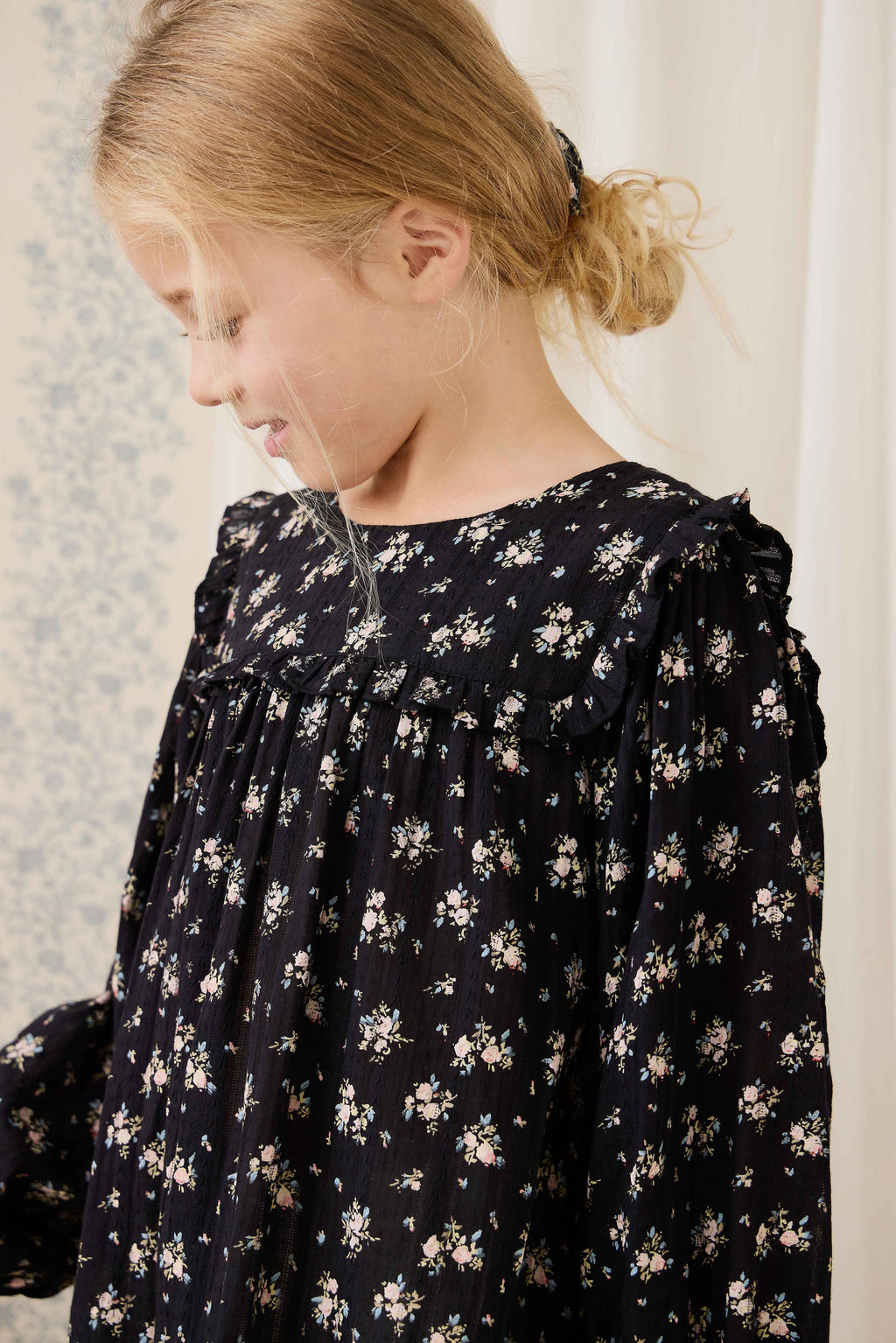 Robe en coton biologique noir à fleurs vintage avec empiècement à volants et manches longues