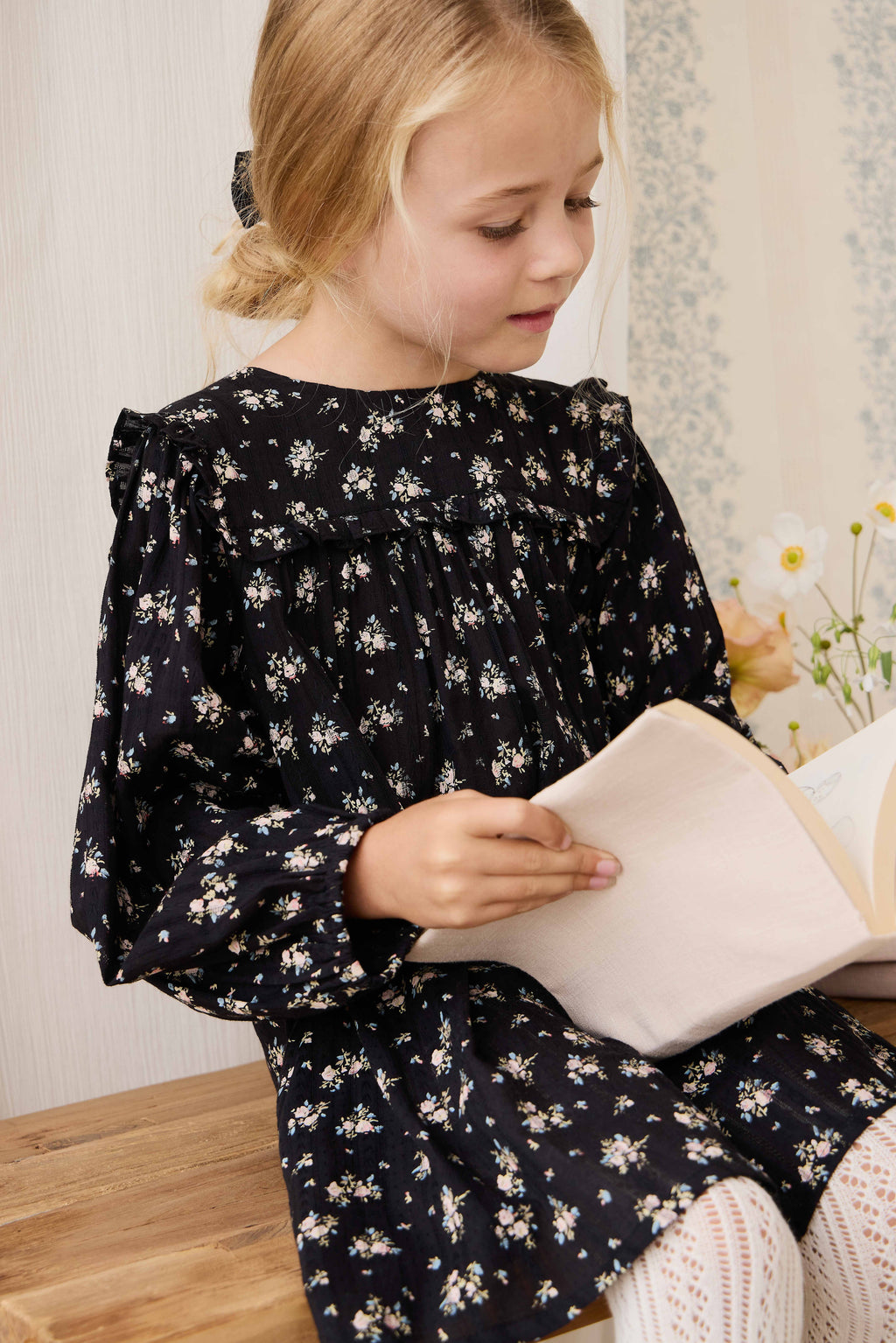 Robe en coton biologique noir à fleurs vintage avec empiècement à volants et manches longues