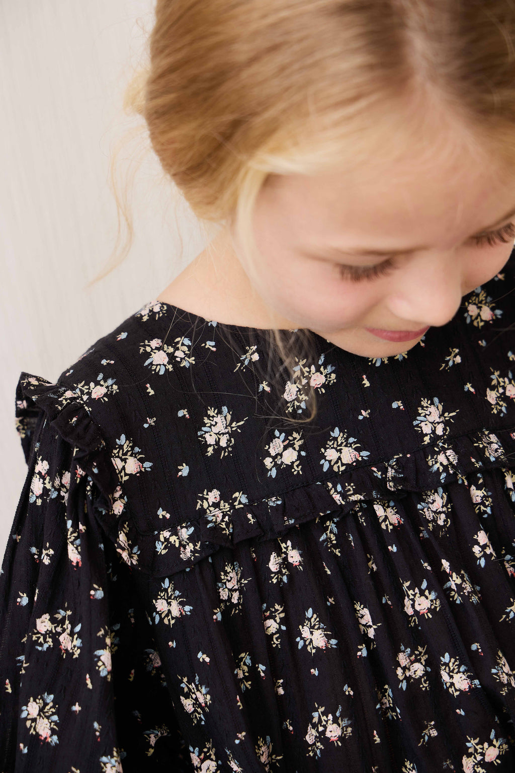 Robe en coton biologique noir à fleurs vintage avec empiècement à volants et manches longues