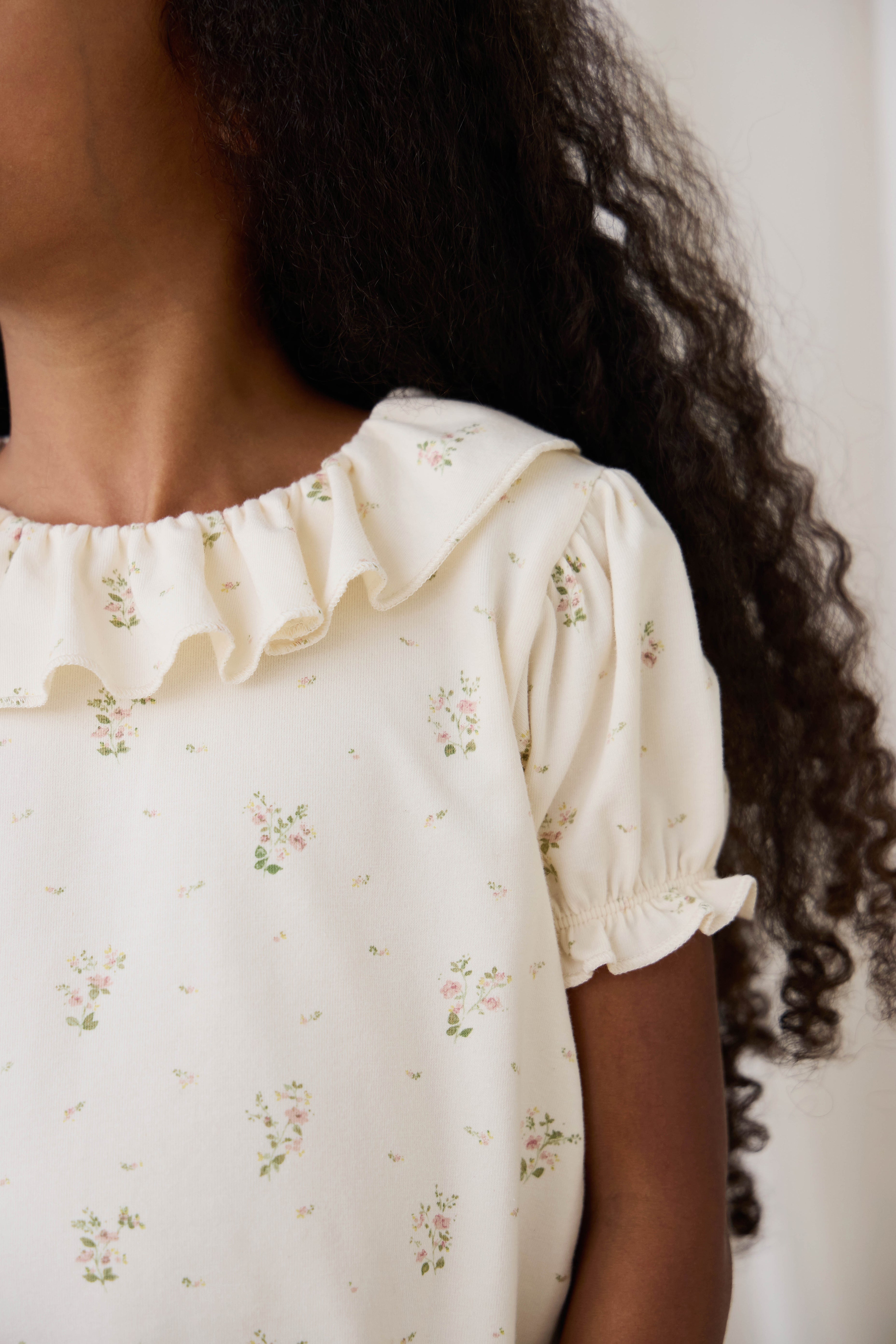 Haut en coton biologique blanc à imprimé floral vintage avec col à volants et manches bouffantes