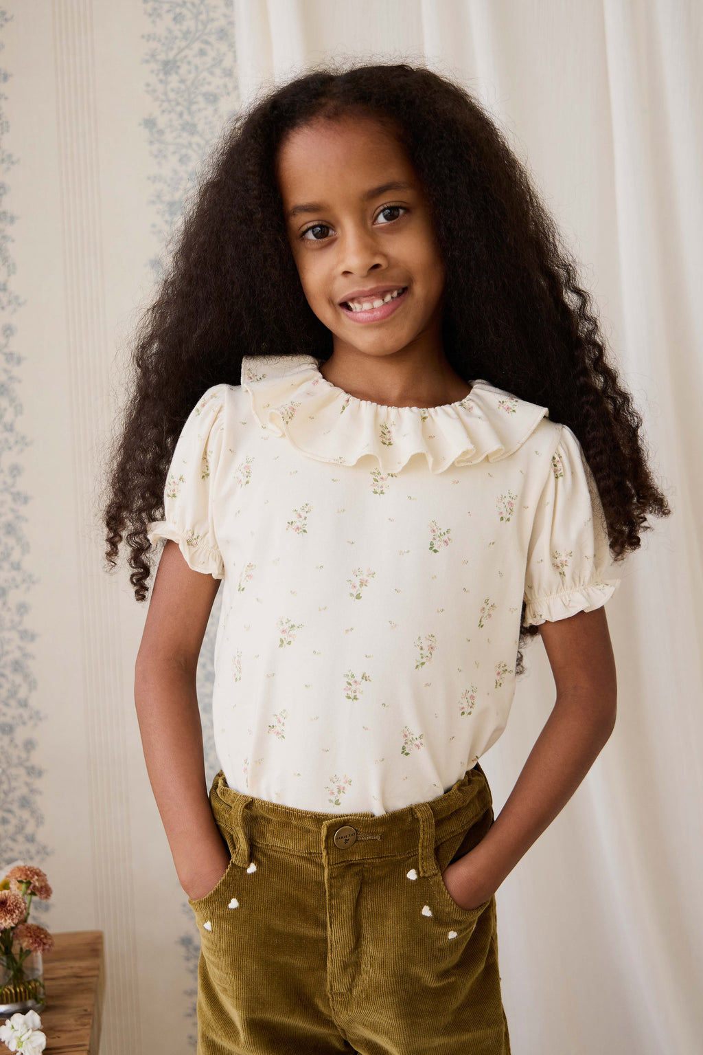 Haut en coton biologique blanc à imprimé floral vintage avec col à volants et manches bouffantes