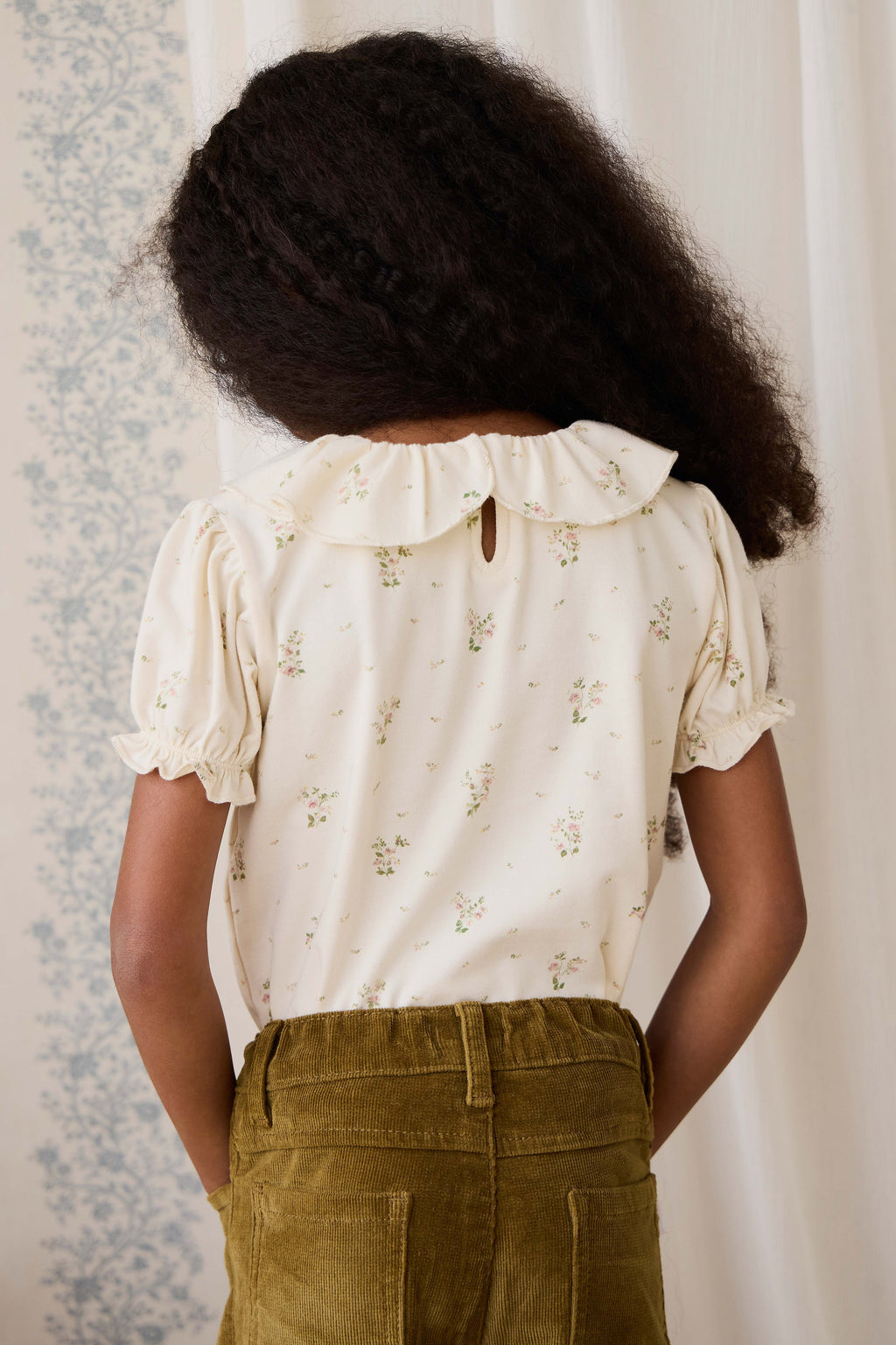 Haut en coton biologique blanc à imprimé floral vintage avec col à volants et manches bouffantes