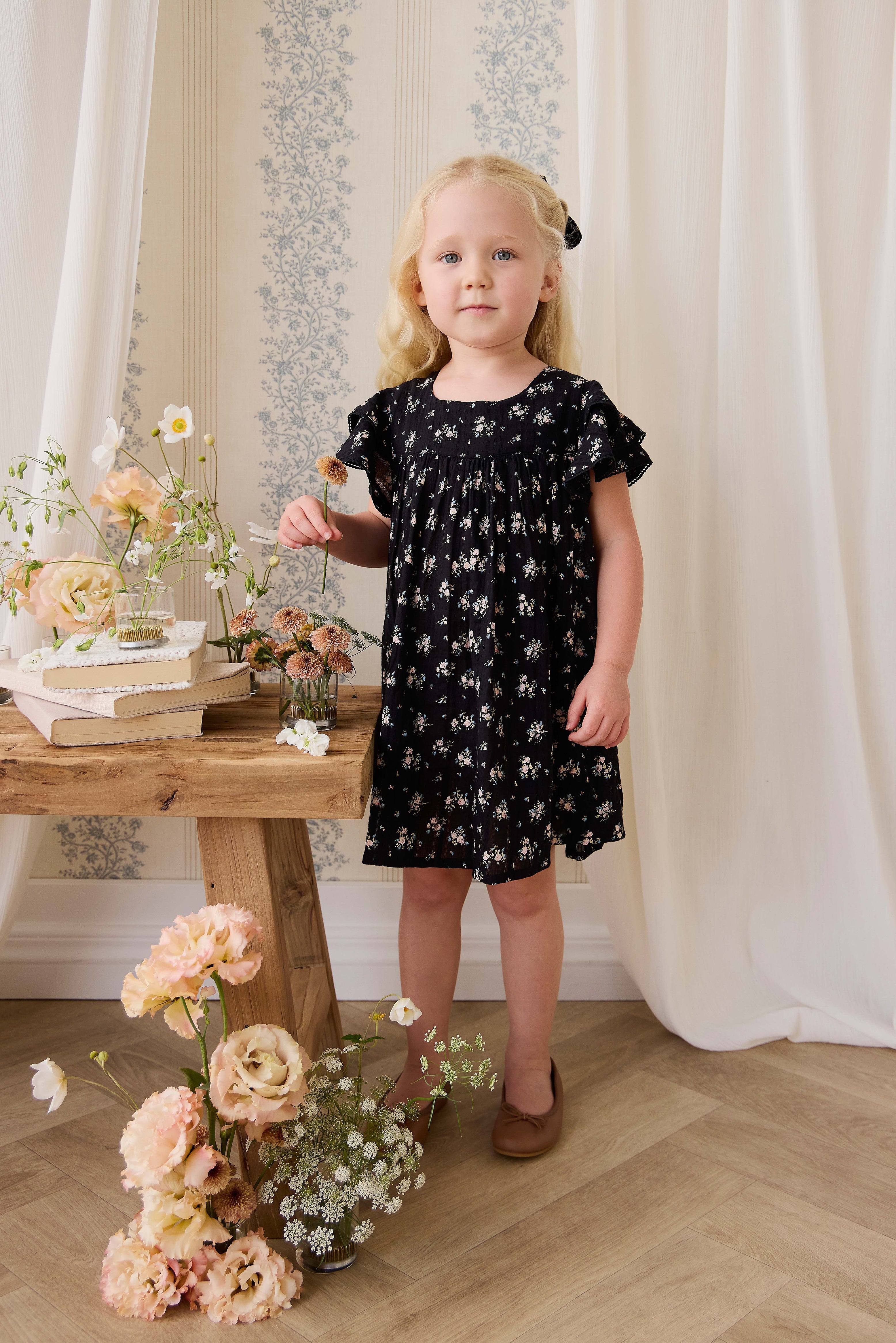 Robe en coton biologique noir à imprimé floral vintage avec corsage froncé et manches volantées