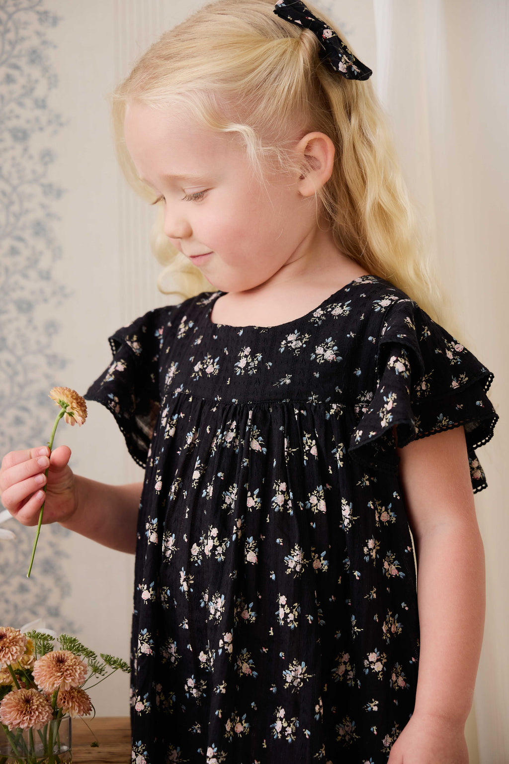 Robe en coton biologique noir à imprimé floral vintage avec corsage froncé et manches volantées
