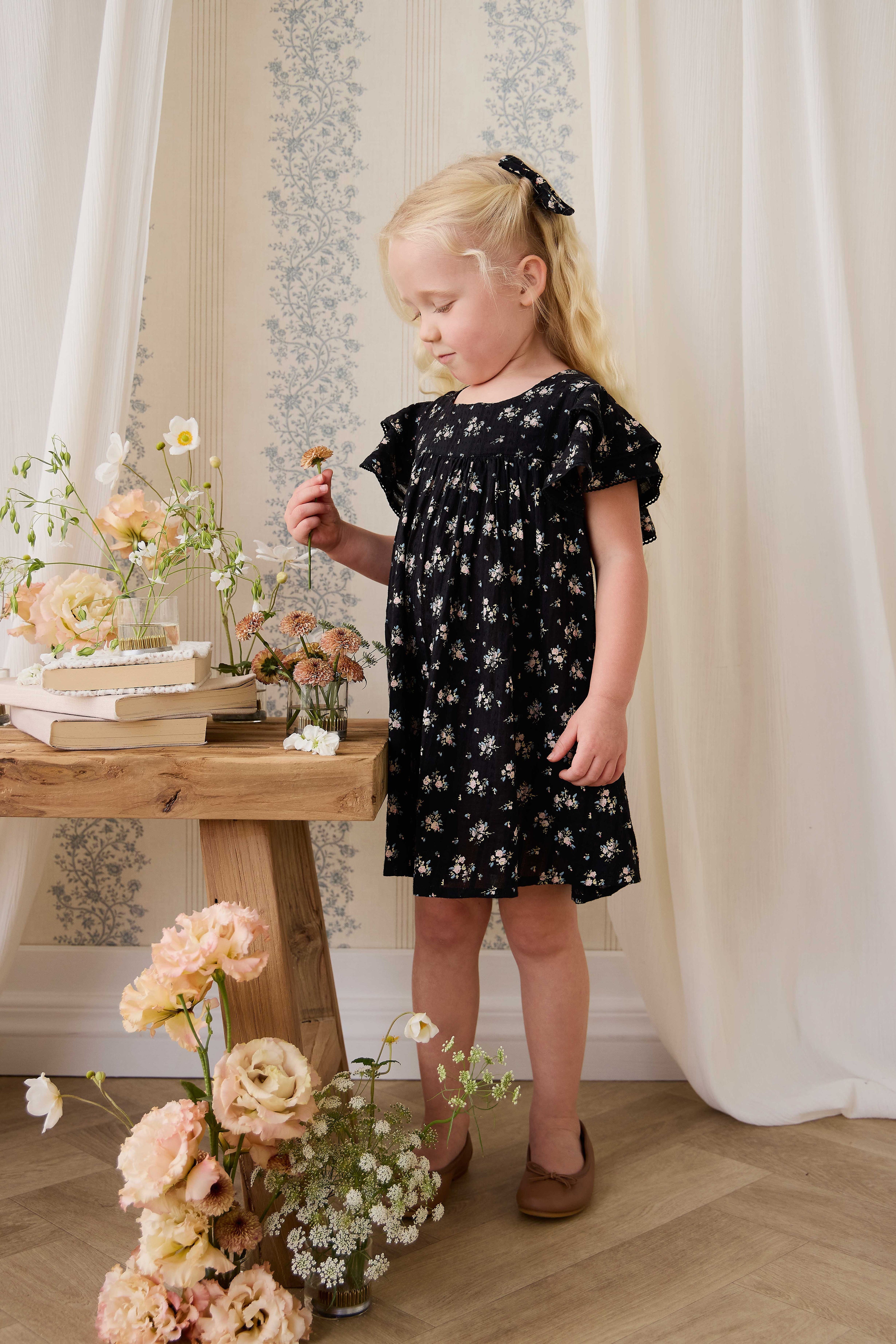 Robe en coton biologique noir à imprimé floral vintage avec corsage froncé et manches volantées