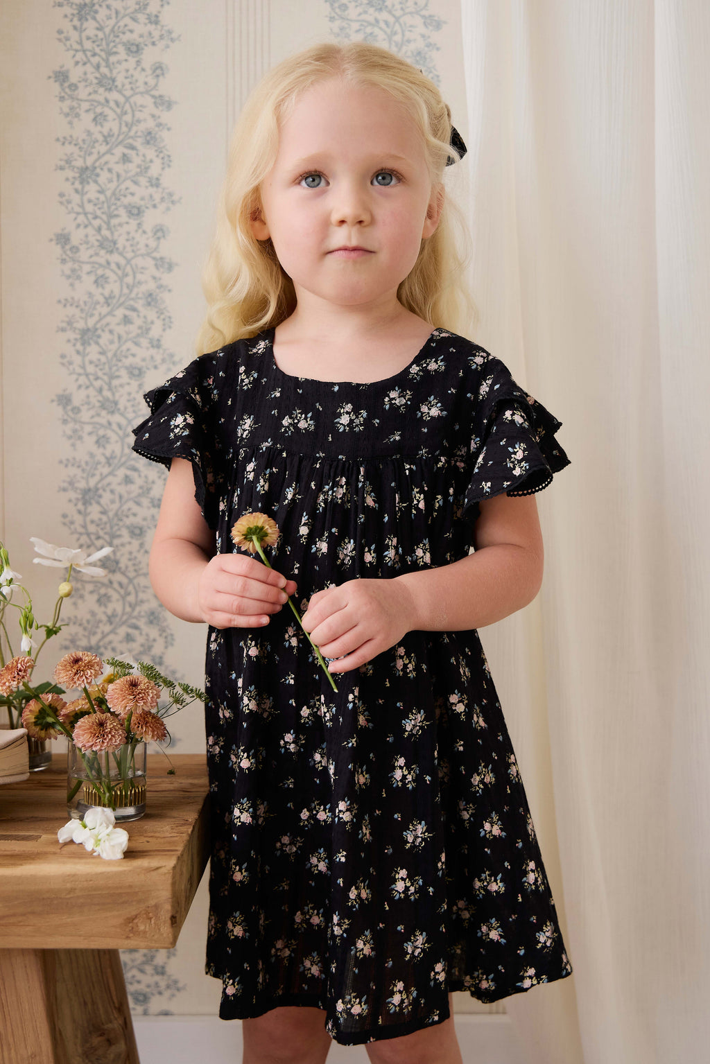 Robe en coton biologique noir à imprimé floral vintage avec corsage froncé et manches volantées