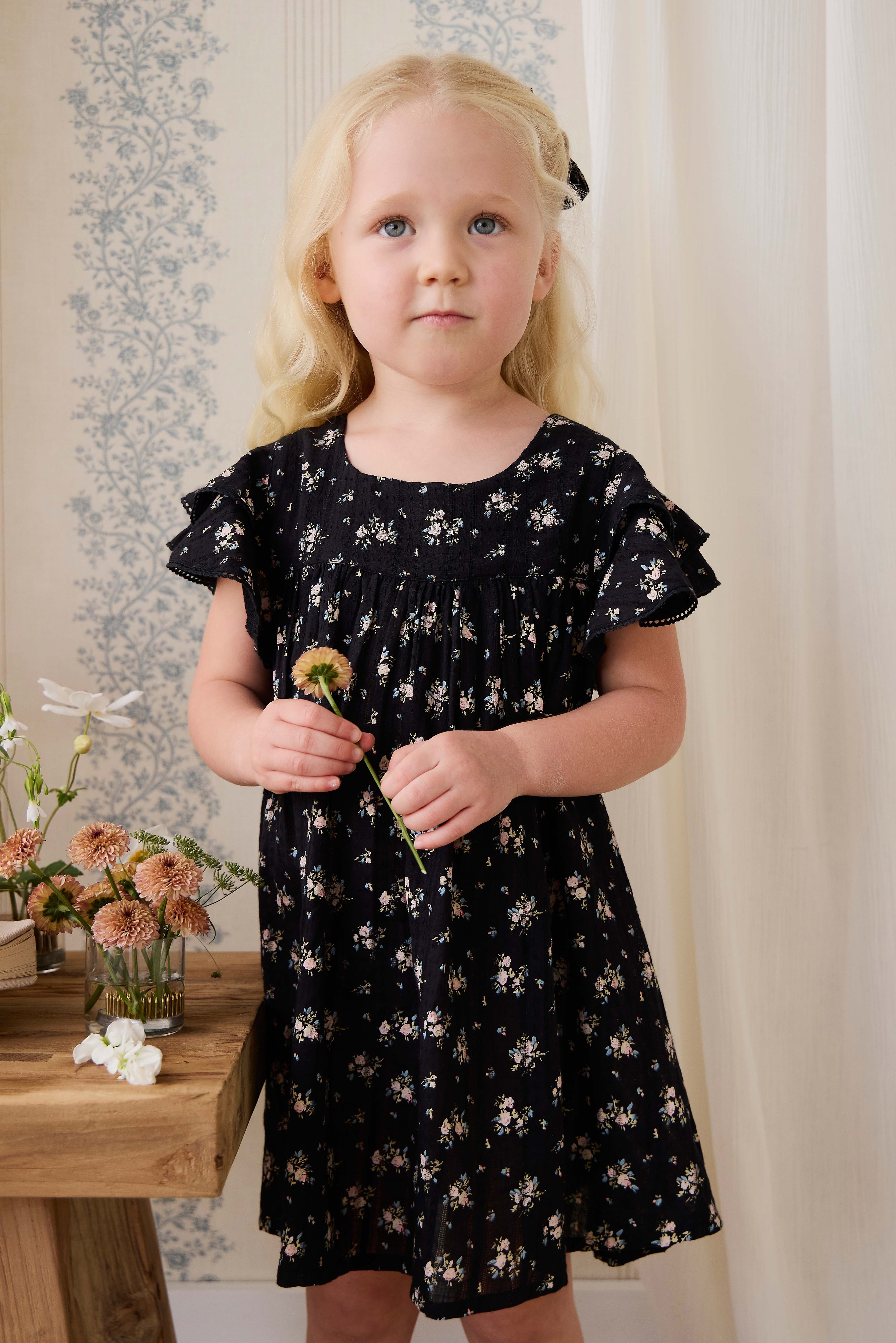 Robe en coton biologique noir à imprimé floral vintage avec corsage froncé et manches volantées