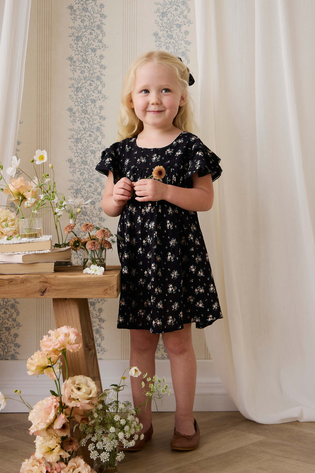 Robe en coton biologique noir à imprimé floral vintage avec corsage froncé et manches volantées