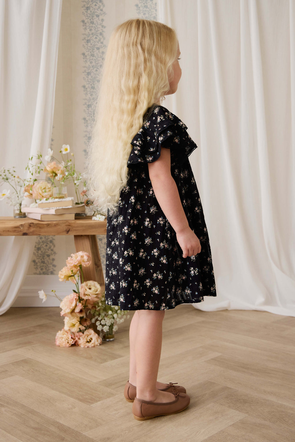 Robe en coton biologique noir à imprimé floral vintage avec corsage froncé et manches volantées