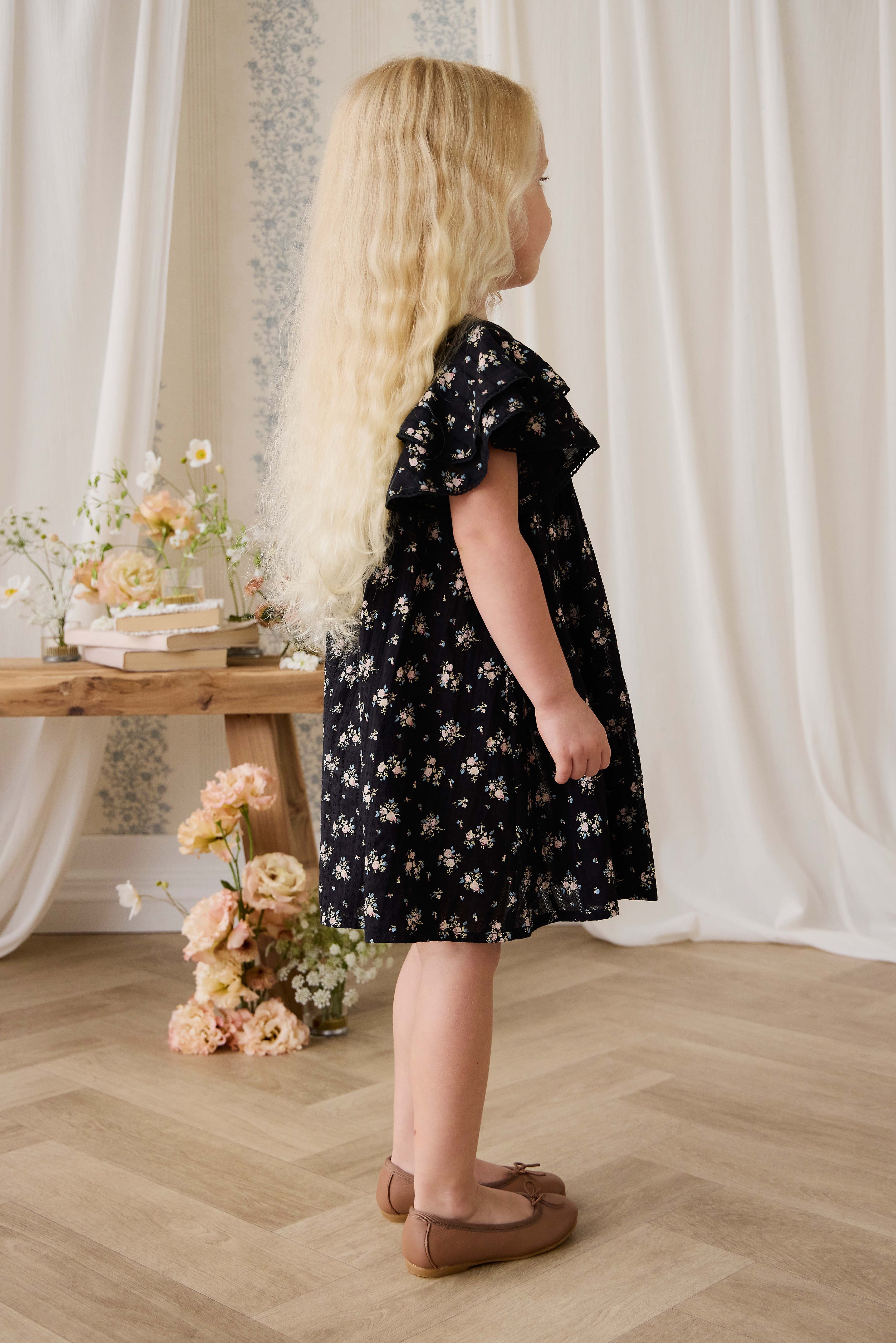 Robe en coton biologique noir à imprimé floral vintage avec corsage froncé et manches volantées