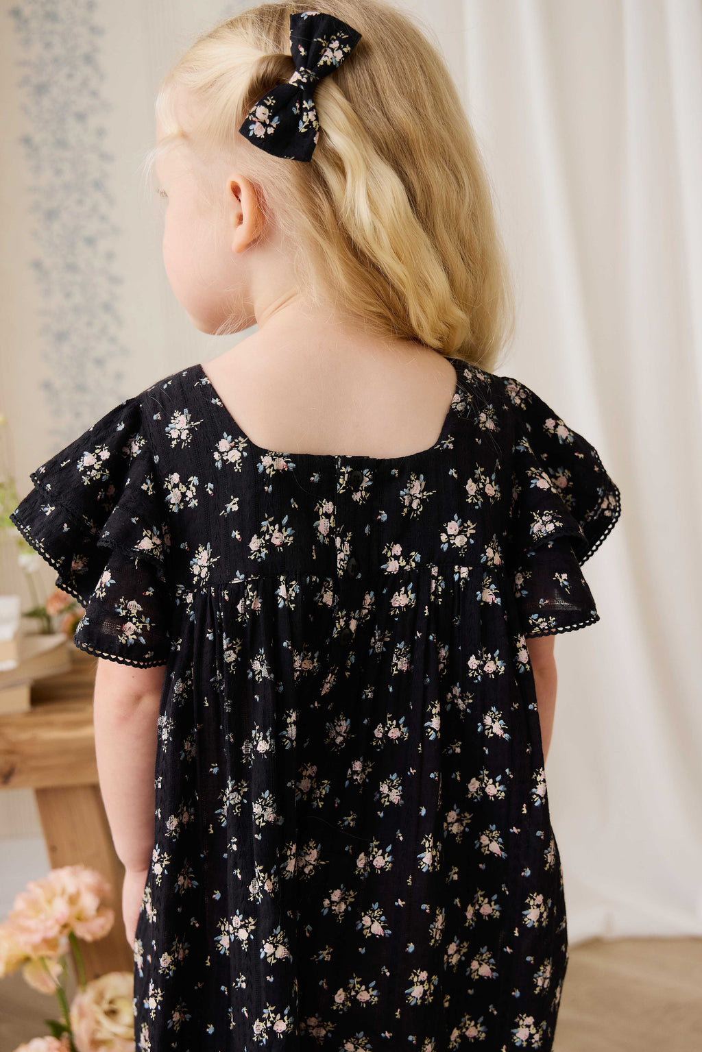 Robe en coton biologique noir à imprimé floral vintage avec corsage froncé et manches volantées
