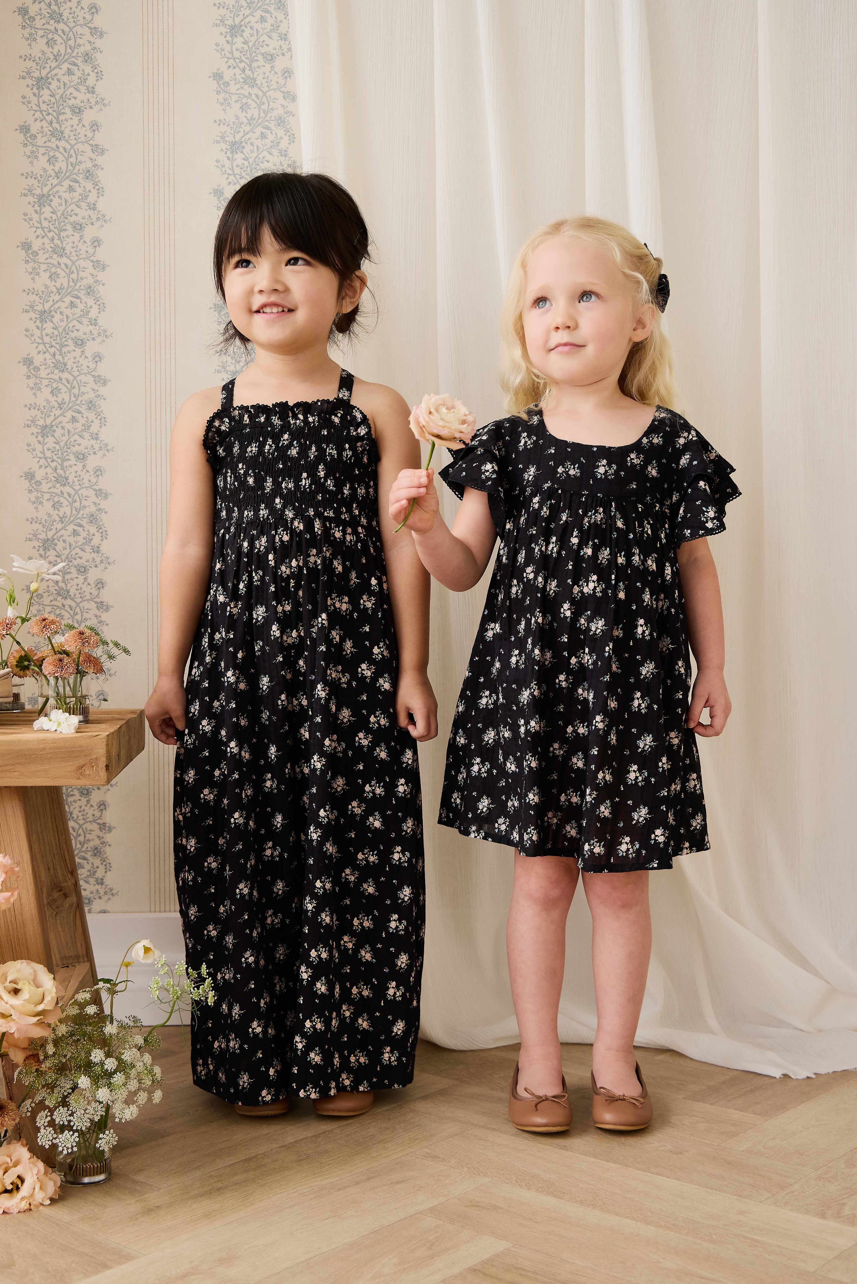 Combinaison noire en coton bio à imprimé floral vintage avec buste smocké et jambes larges
