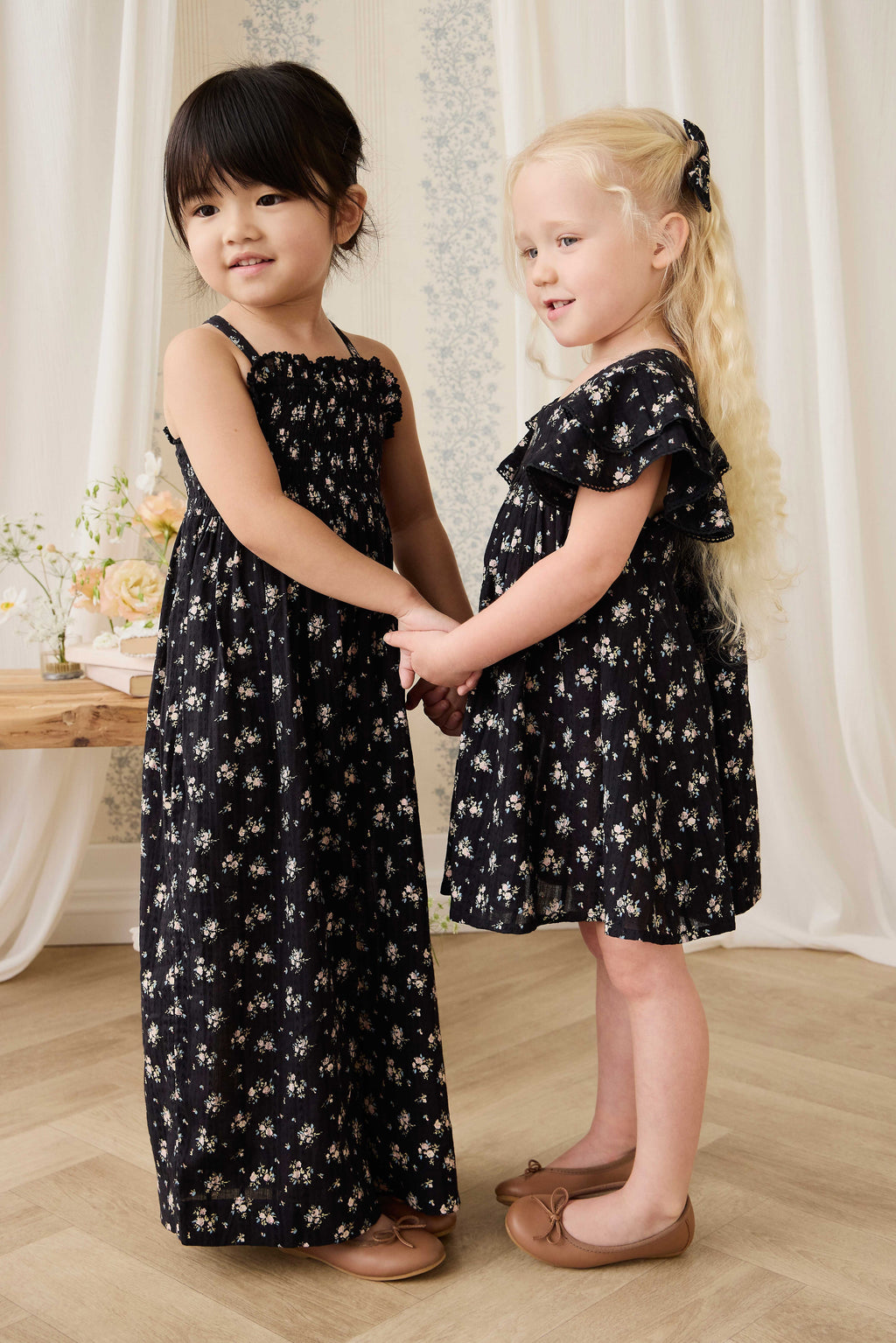 Combinaison noire en coton bio à imprimé floral vintage avec buste smocké et jambes larges