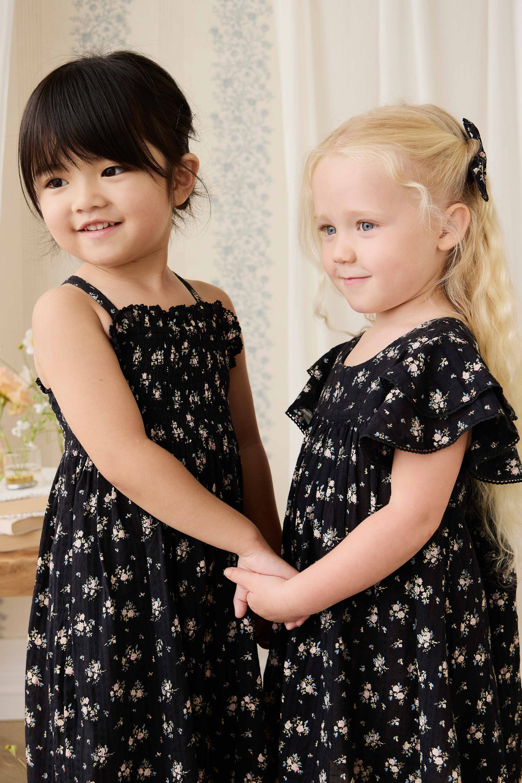 Robe en coton biologique noir à imprimé floral vintage avec corsage froncé et manches volantées