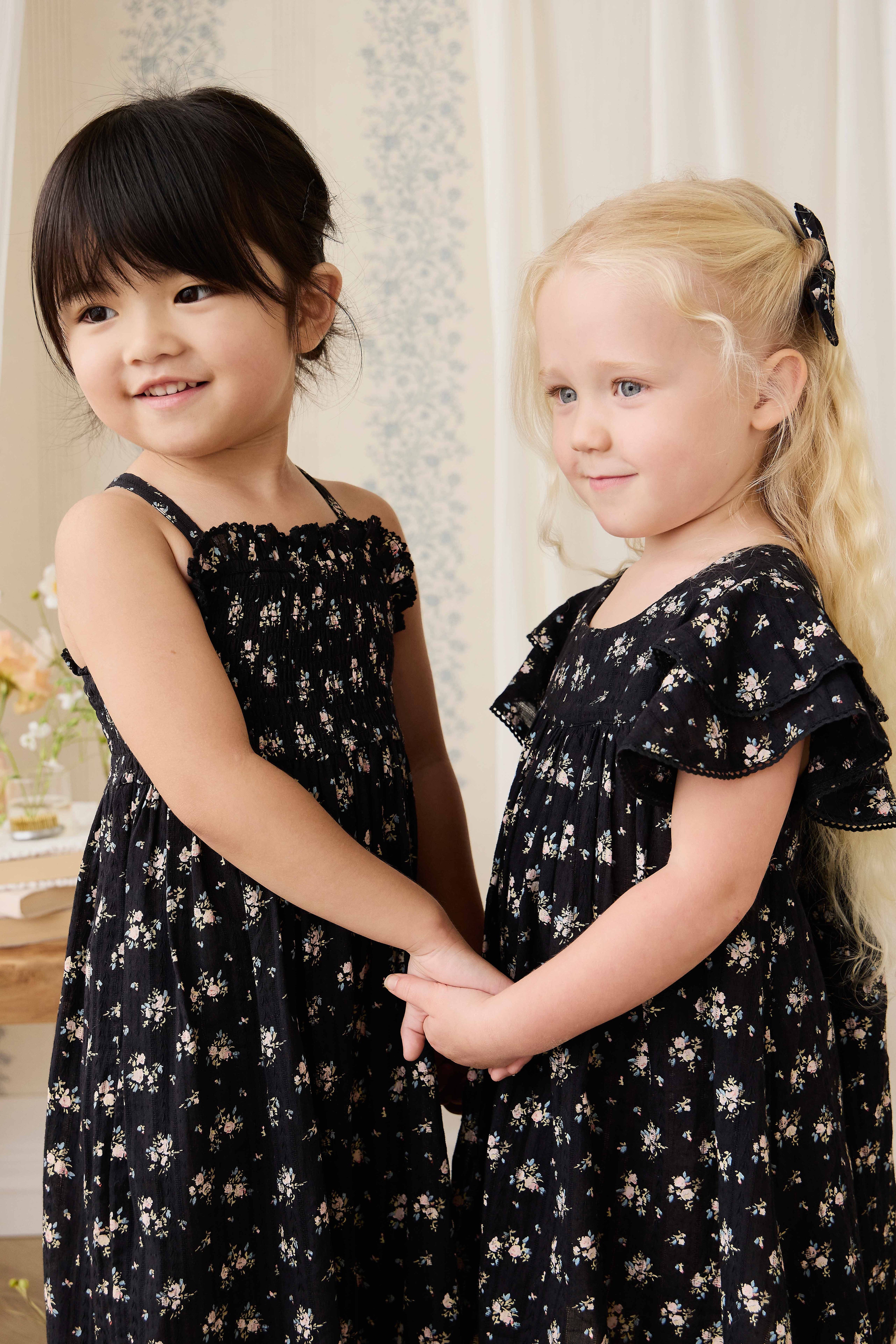Robe en coton biologique noir à imprimé floral vintage avec corsage froncé et manches volantées