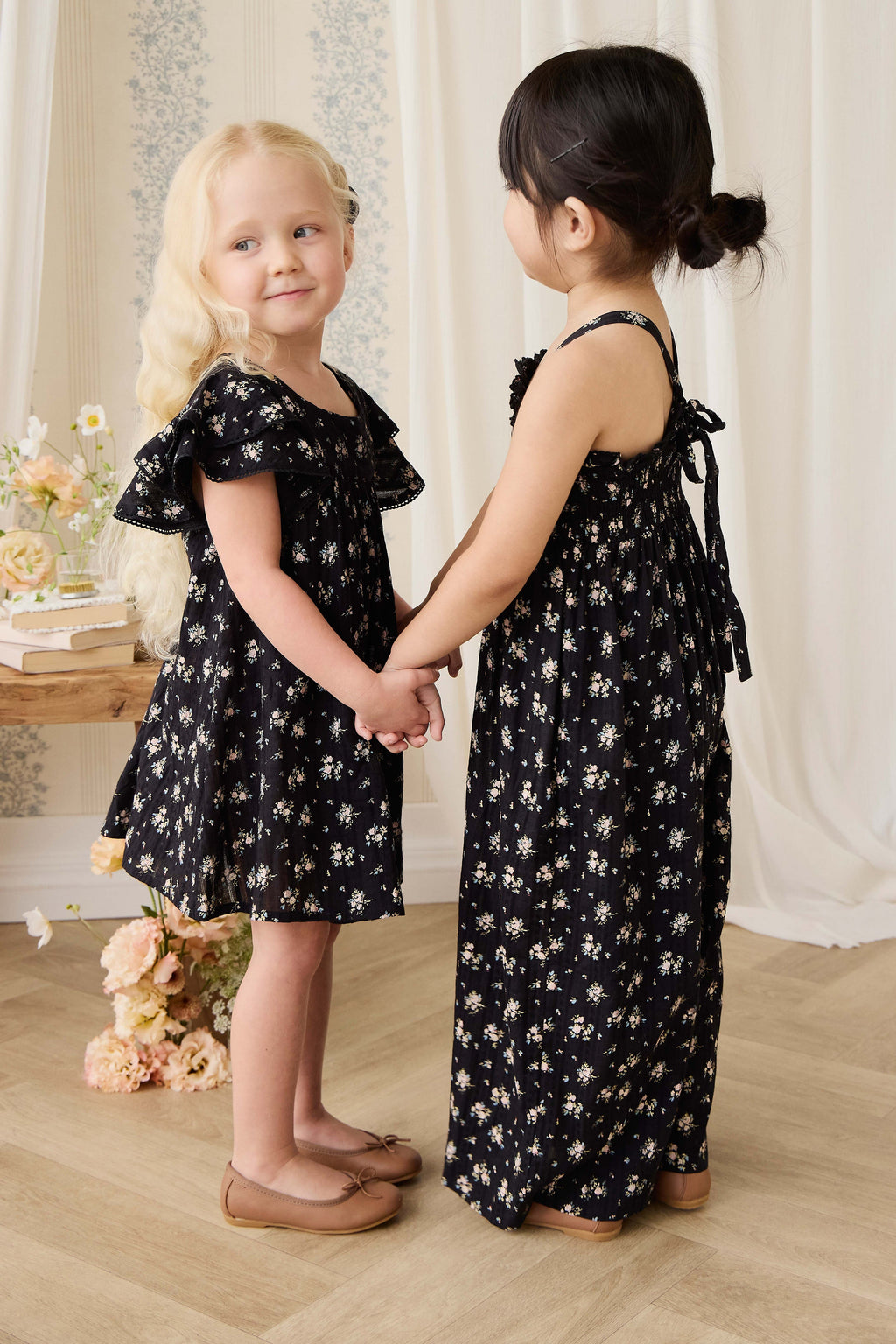 Combinaison noire en coton bio à imprimé floral vintage avec buste smocké et jambes larges