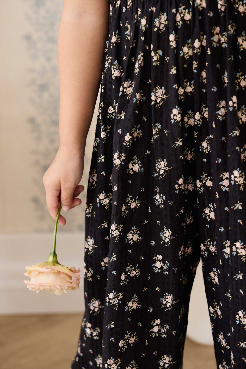 Combinaison noire en coton bio à imprimé floral vintage avec buste smocké et jambes larges