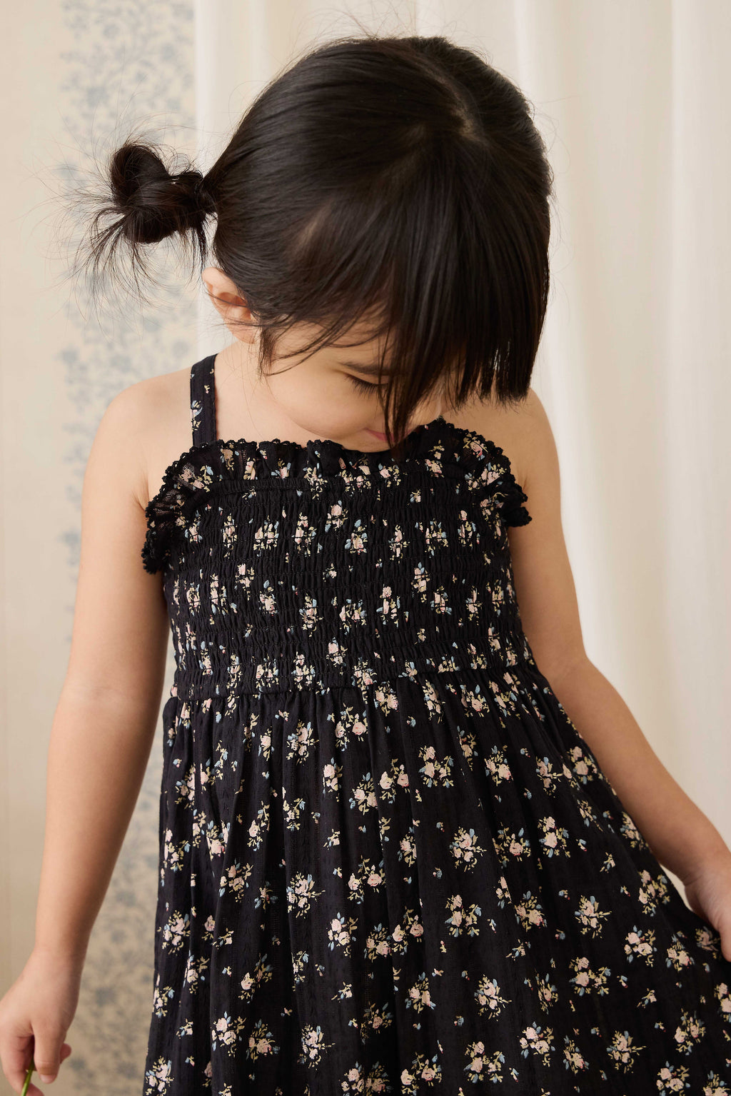 Combinaison noire en coton bio à imprimé floral vintage avec buste smocké et jambes larges