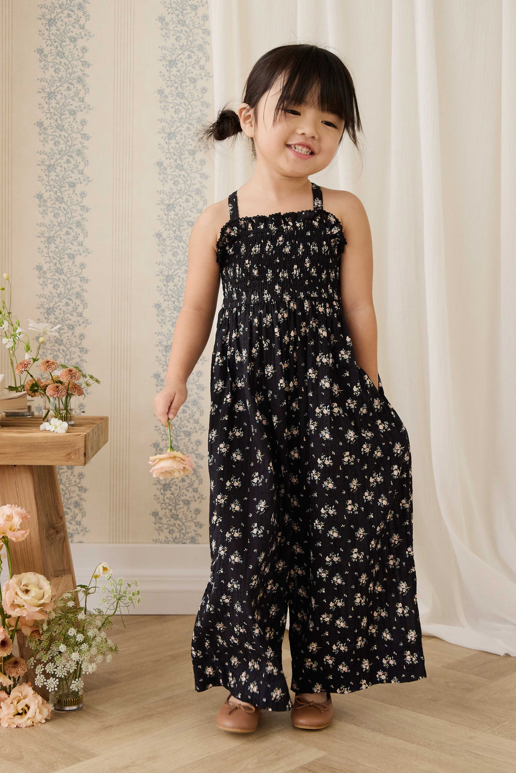 Combinaison noire en coton bio à imprimé floral vintage avec buste smocké et jambes larges