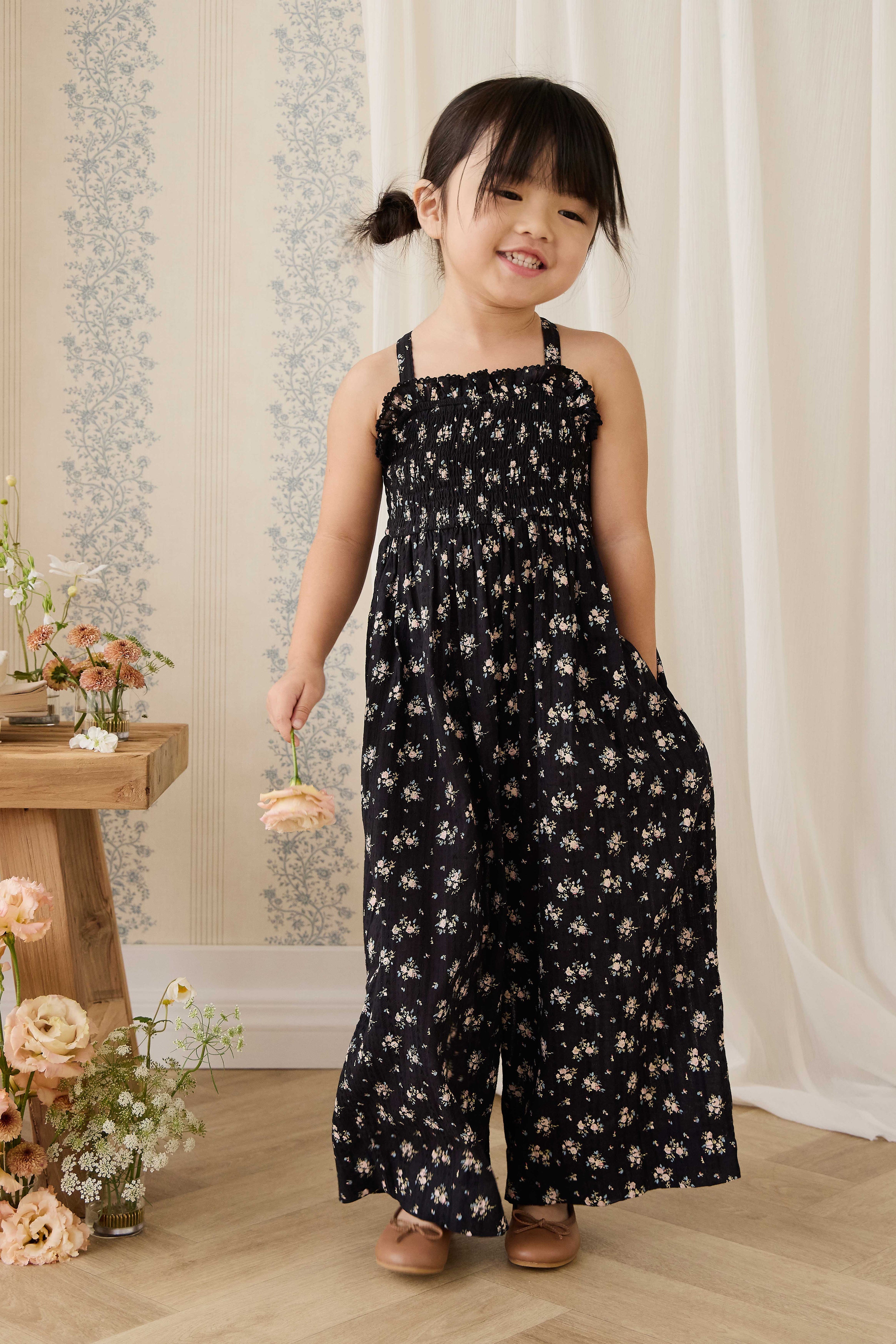 Combinaison noire en coton bio à imprimé floral vintage avec buste smocké et jambes larges