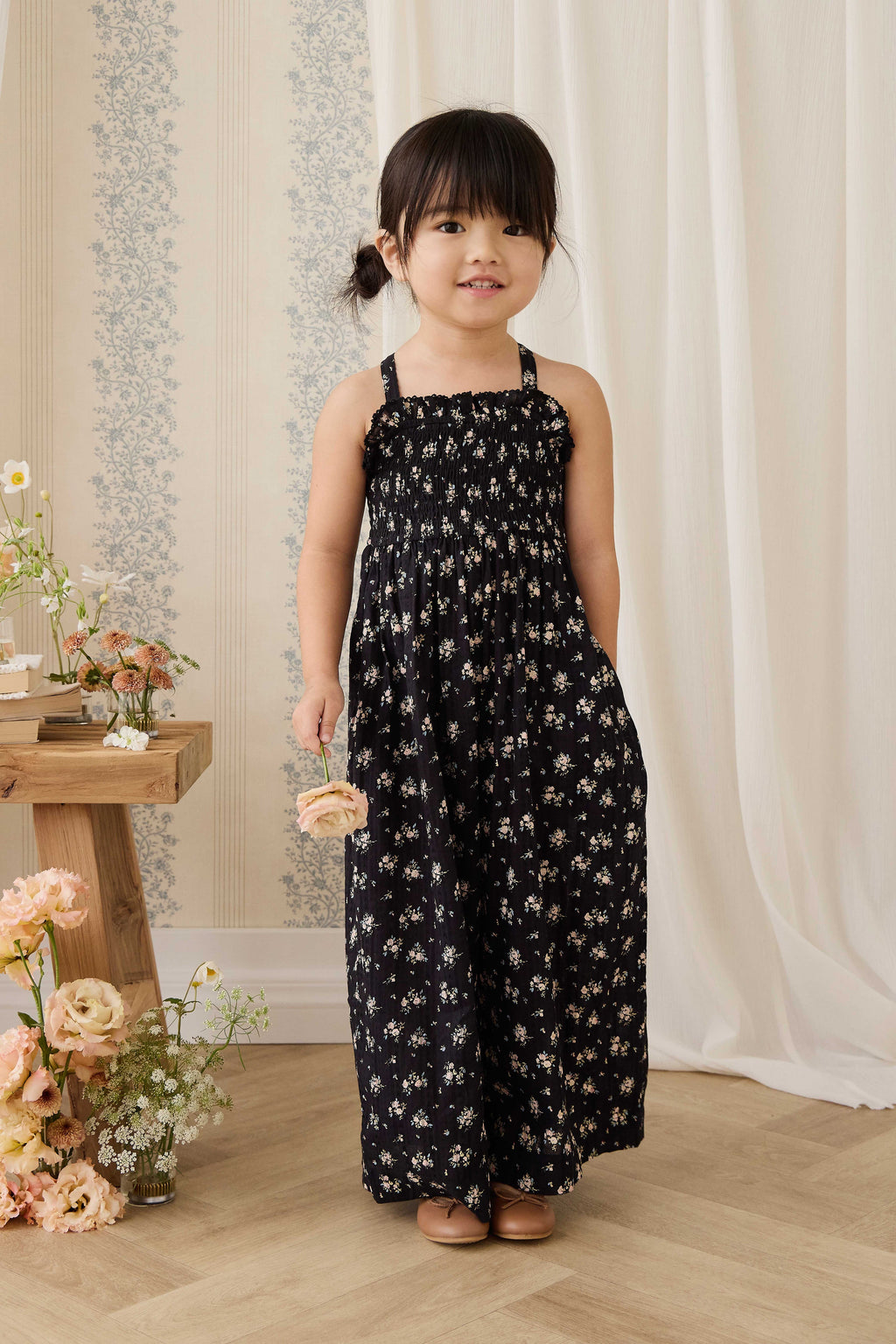 Combinaison noire en coton bio à imprimé floral vintage avec buste smocké et jambes larges