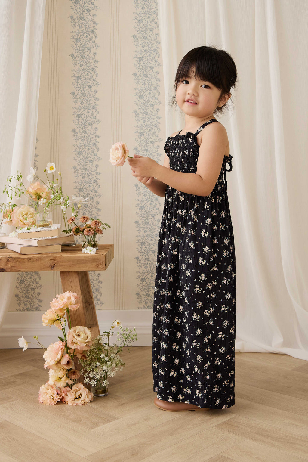 Combinaison noire en coton bio à imprimé floral vintage avec buste smocké et jambes larges