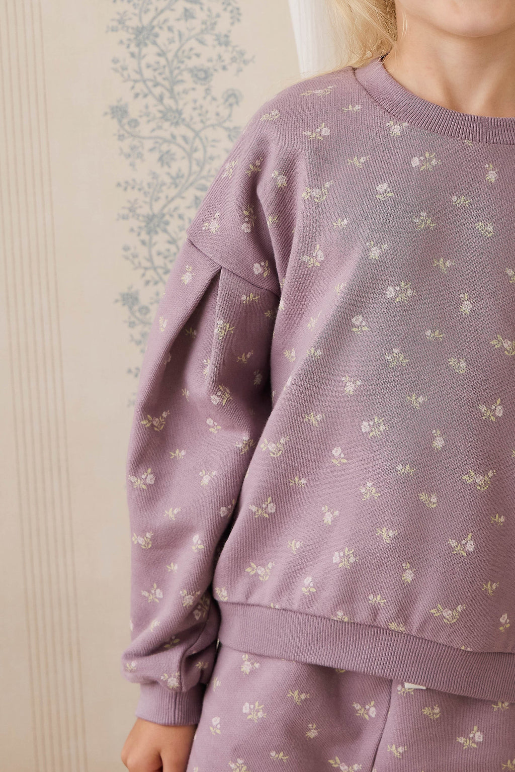Sweat-shirt décontracté en coton biologique motif floral prune, col rond et poignets côtelés