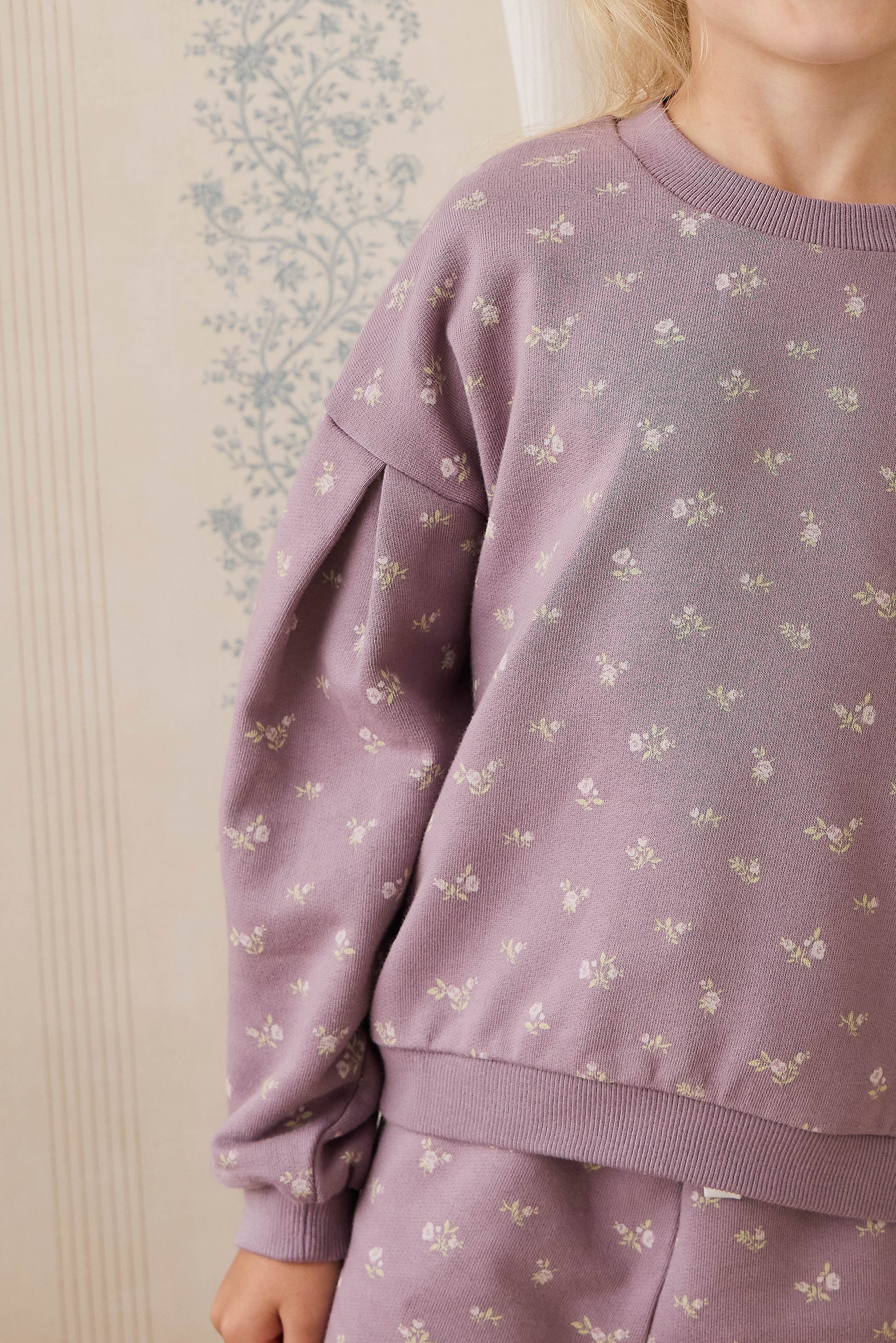 Sweat-shirt décontracté en coton biologique motif floral prune, col rond et poignets côtelés