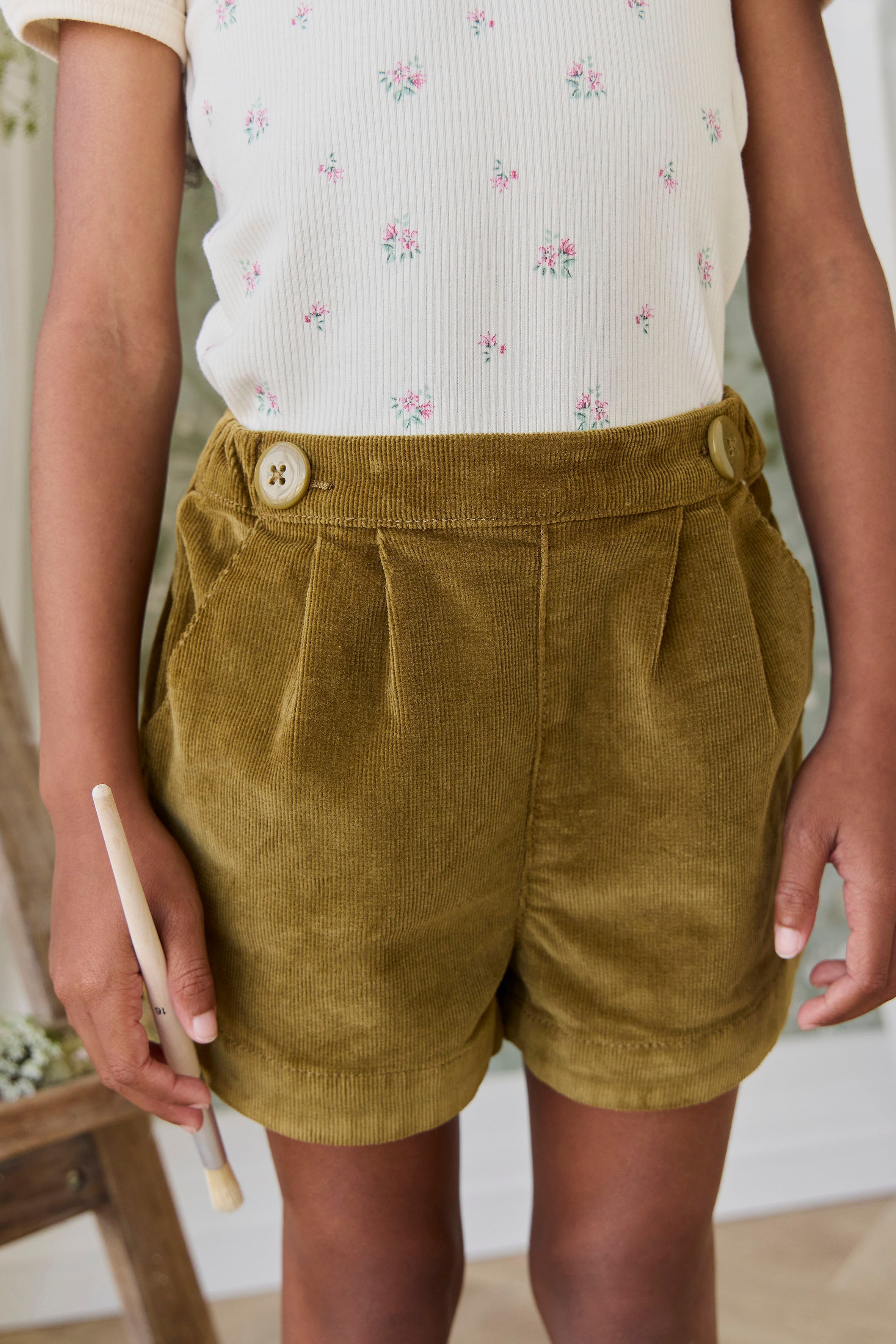Short classique en coton-élasthanne de teinte chaude, avec poches avant et taille boutonnée