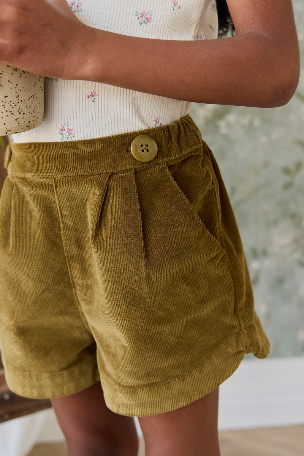 Short classique en coton-élasthanne de teinte chaude, avec poches avant et taille boutonnée