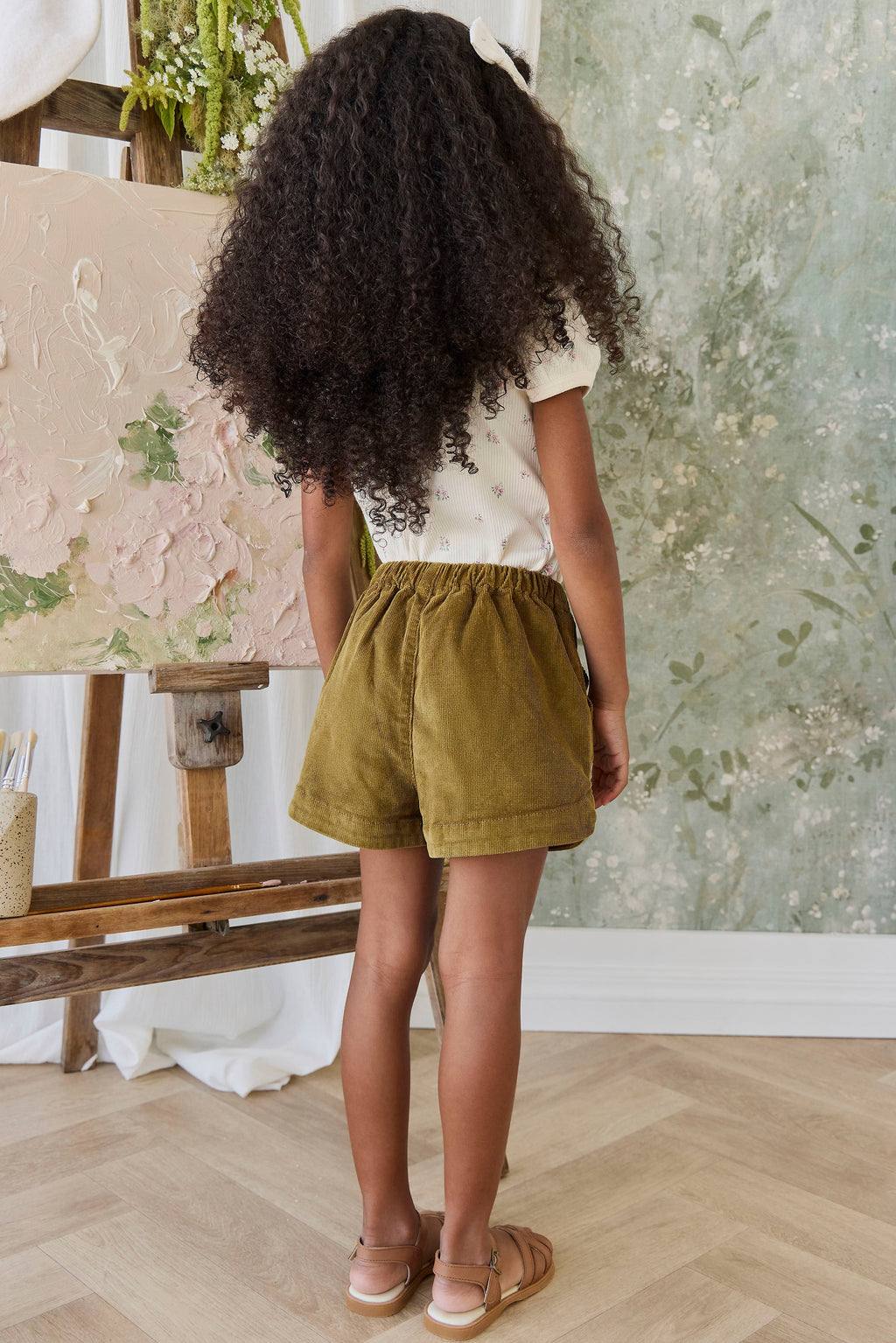 Short classique en coton-élasthanne de teinte chaude, avec poches avant et taille boutonnée
