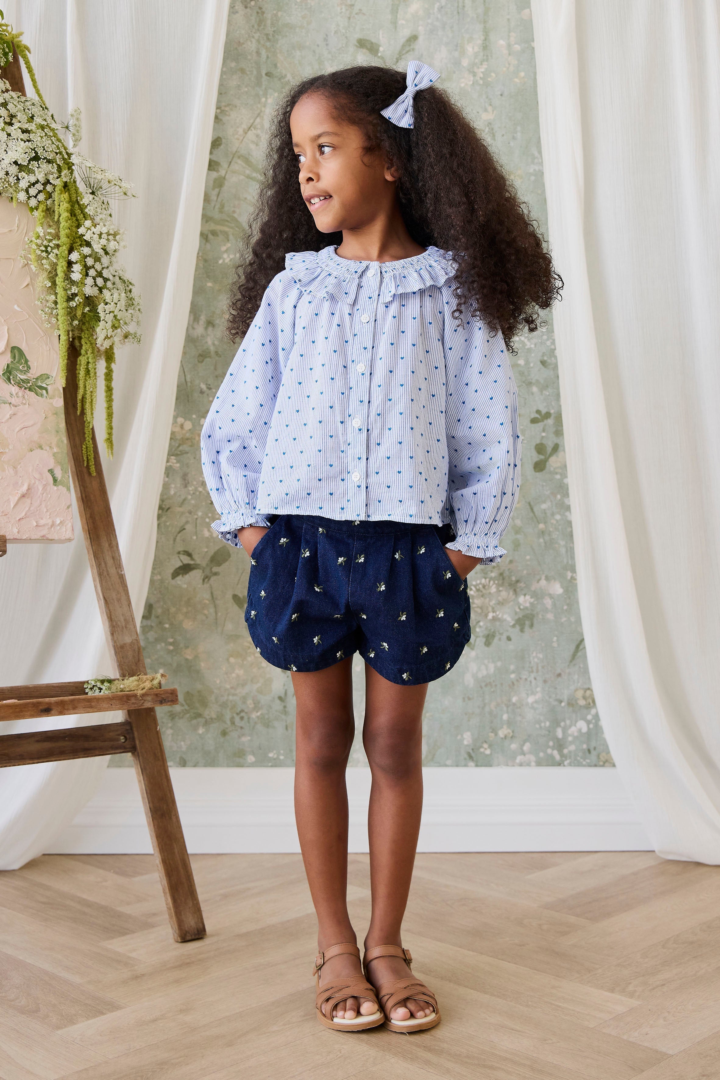 Short en jean de coton fleuri indigo vintage avec quincaillerie sans nickel