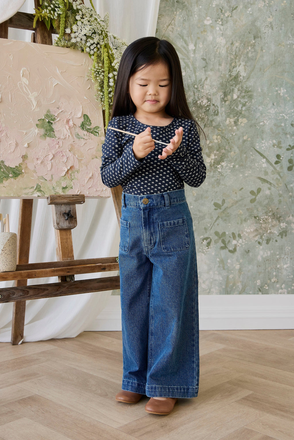 Haut décontracté à manches longues en coton biologique à motif floral bleu marine, avec col rond et extensible