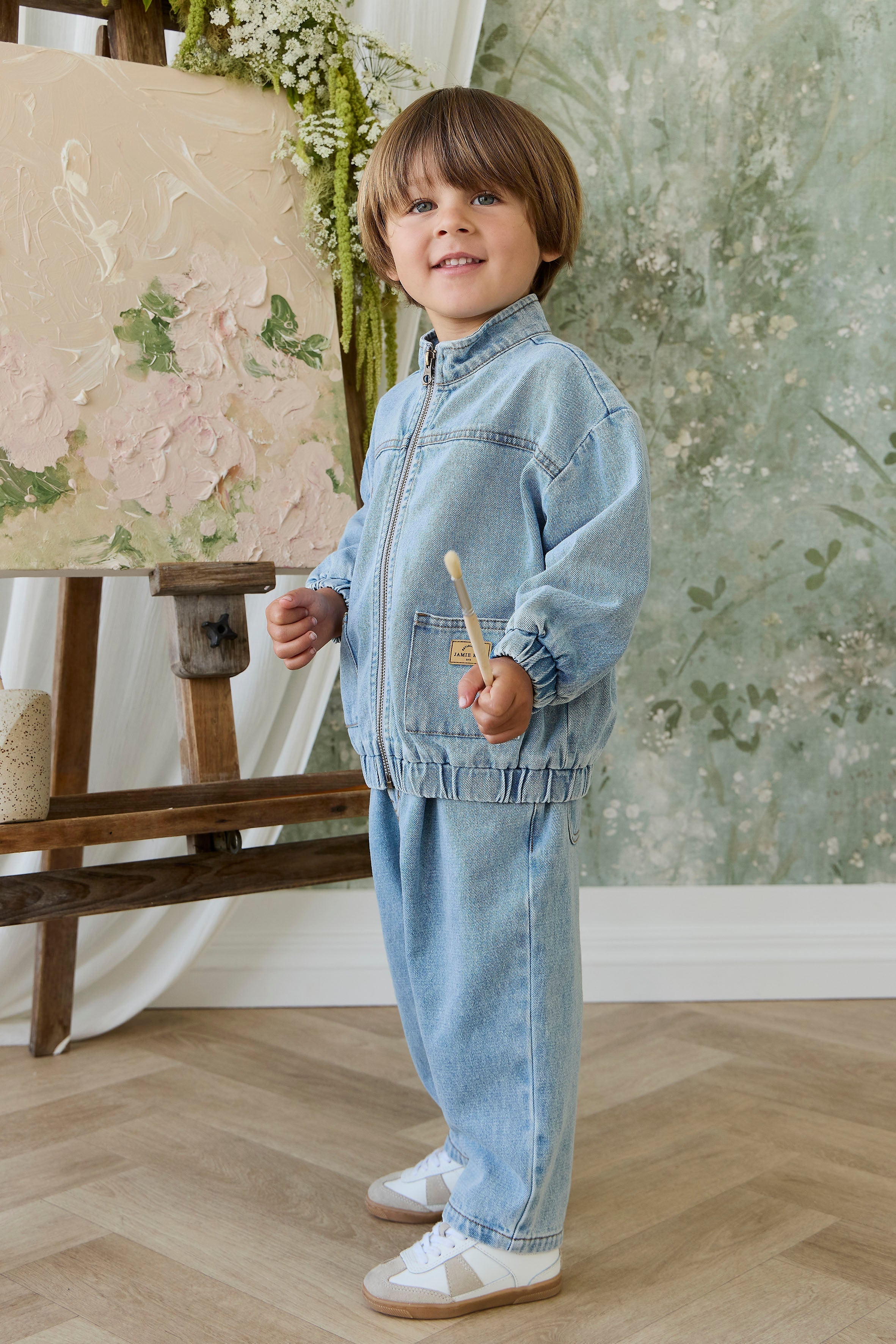 Pantalon en jean de coton délavé vintage avec taille élastique et poches avant
