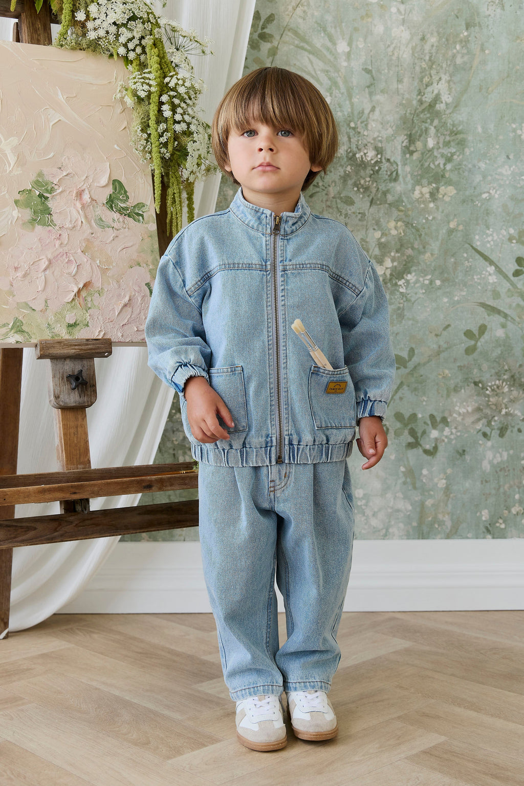 Pantalon en jean de coton délavé vintage avec taille élastique et poches avant