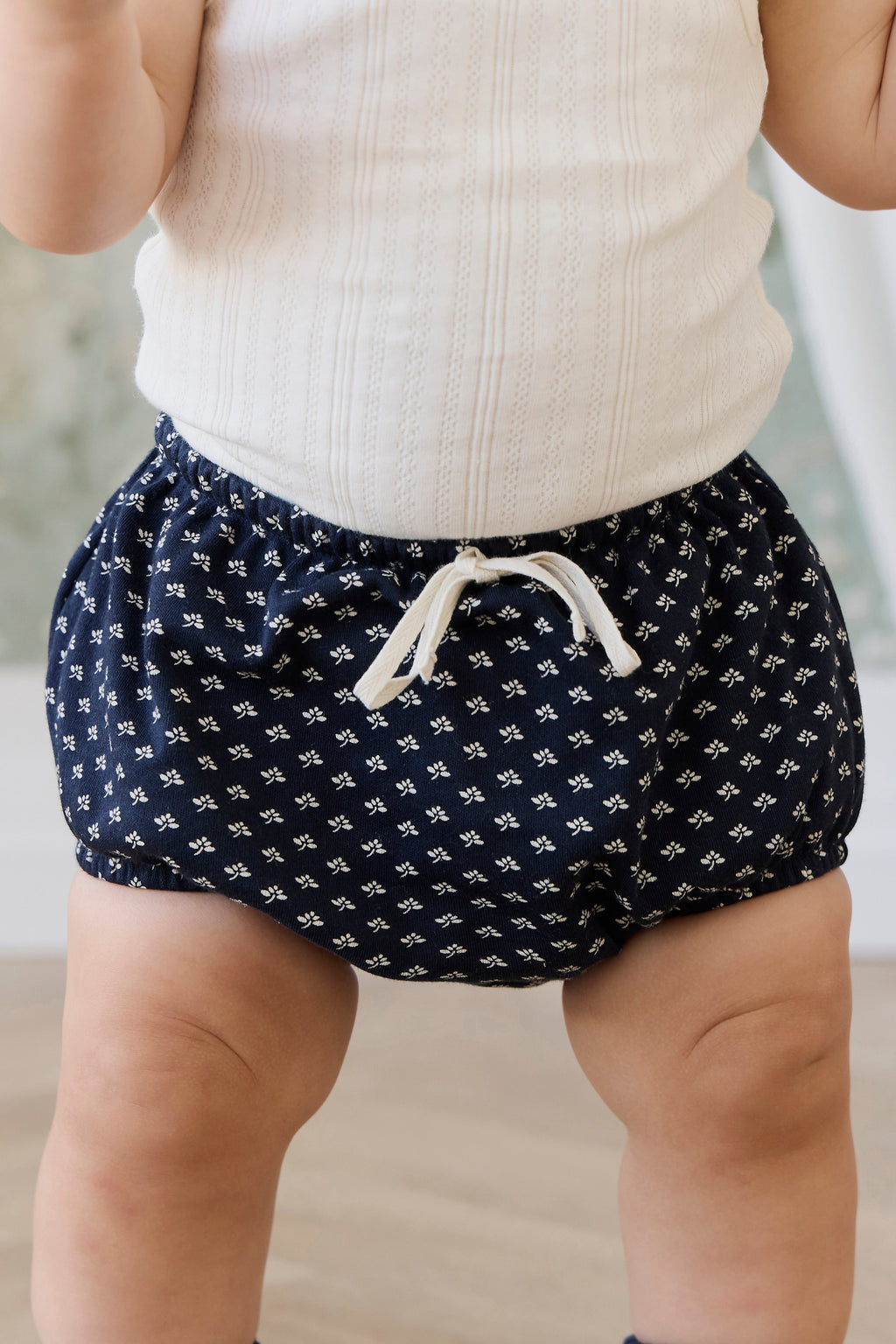 Bloomer classique en coton biologique bleu marine à motif floral vintage avec détails à volants
